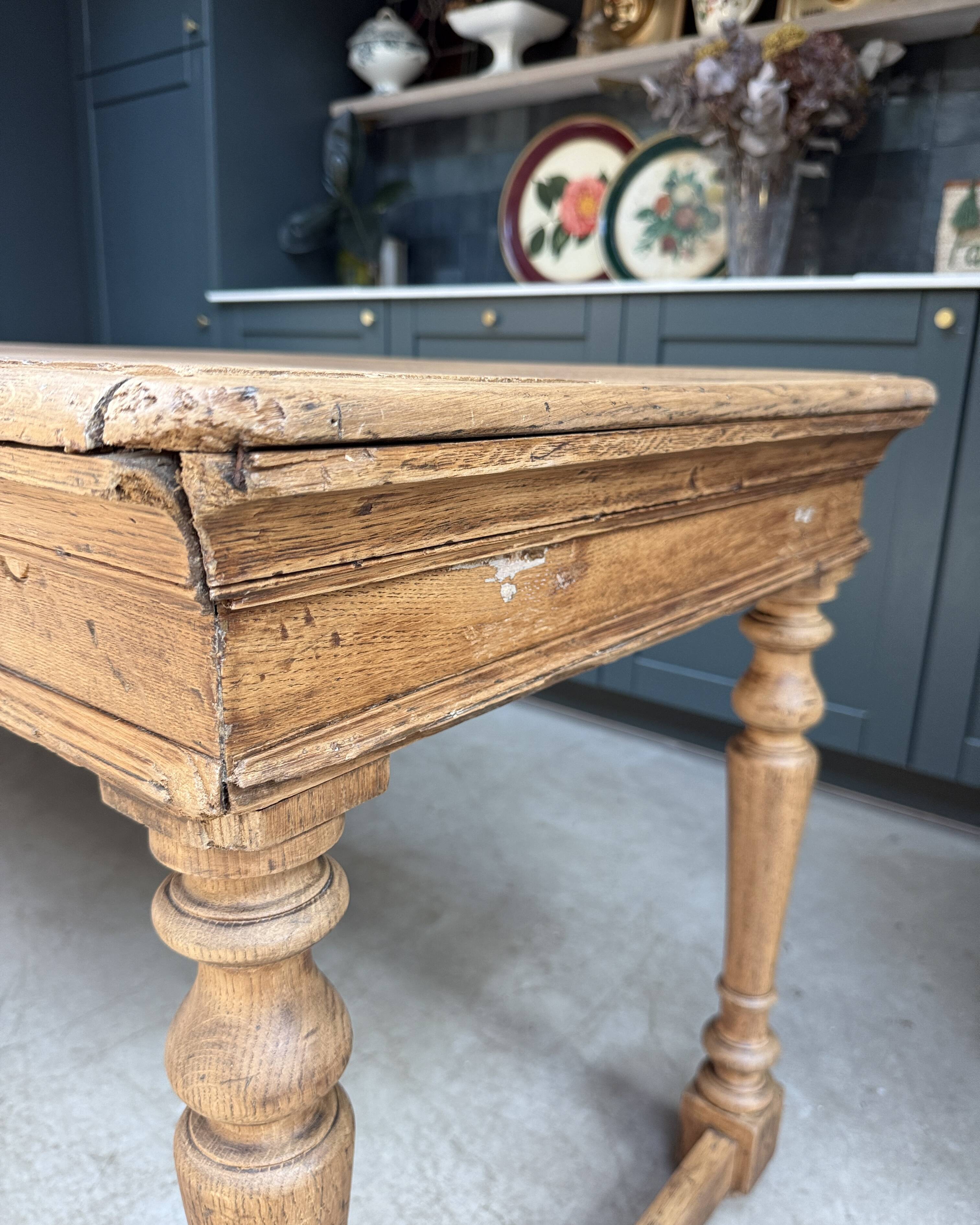 Farm table with turned legs in oak (renovated)