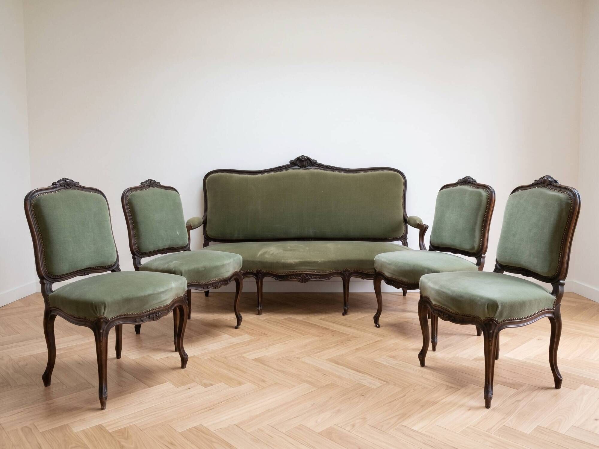 Set of antique living room furniture with a 3-seater sofa and 4 Louis XV armchairs.