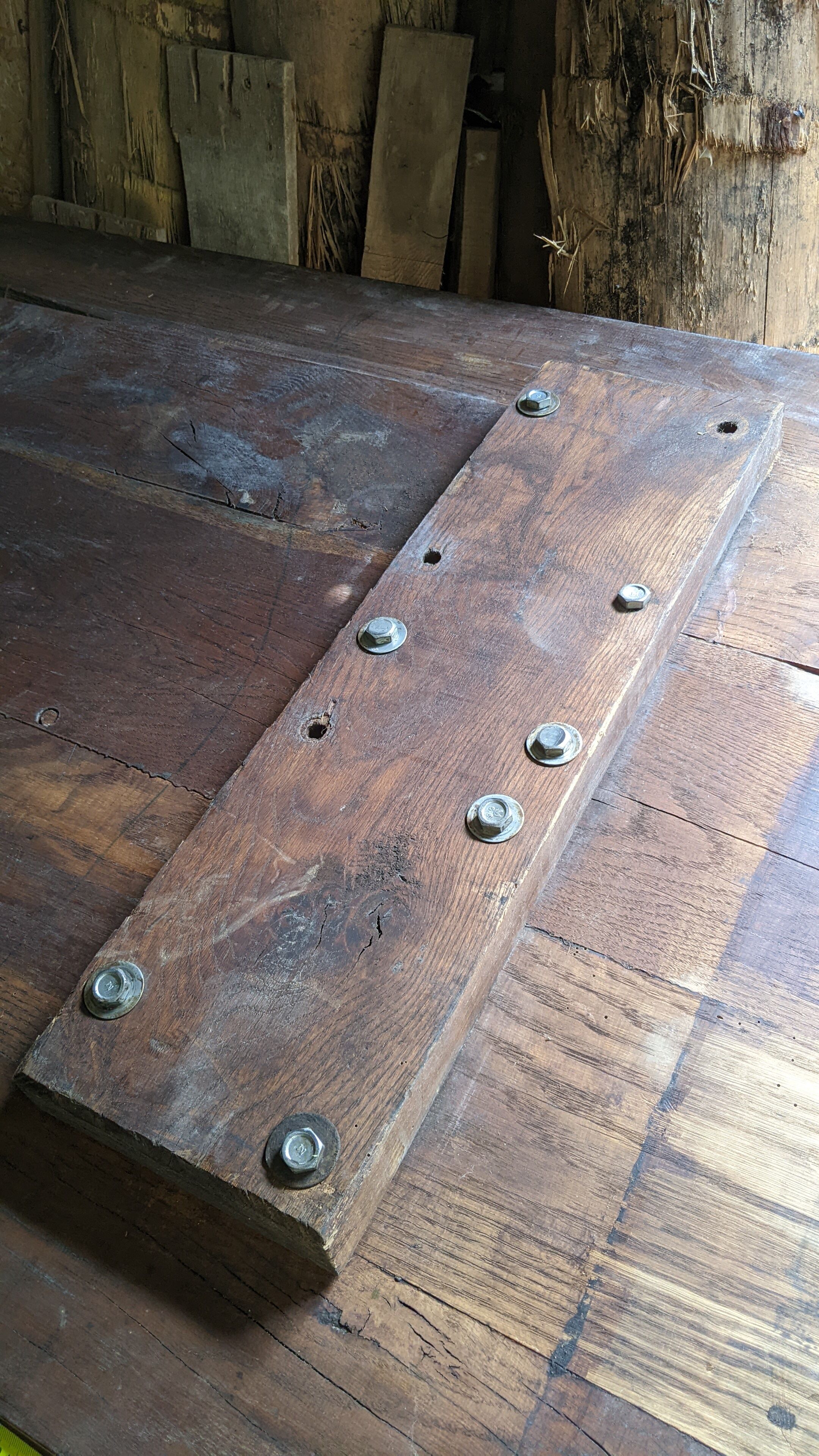 Old table in solid chene