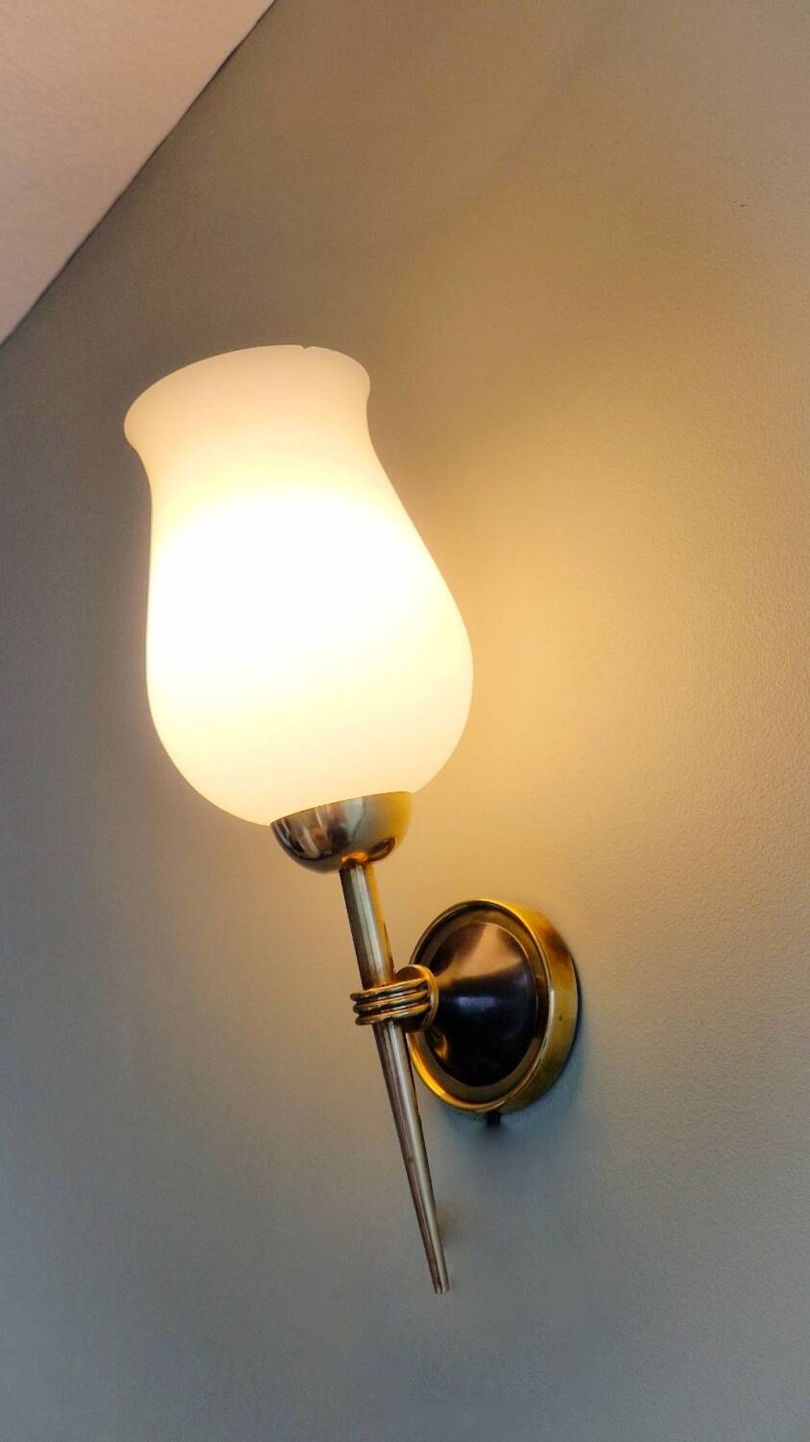 Paire d'appliques opaline et laiton 1950