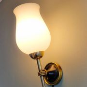 Paire d'appliques opaline et laiton 1950
