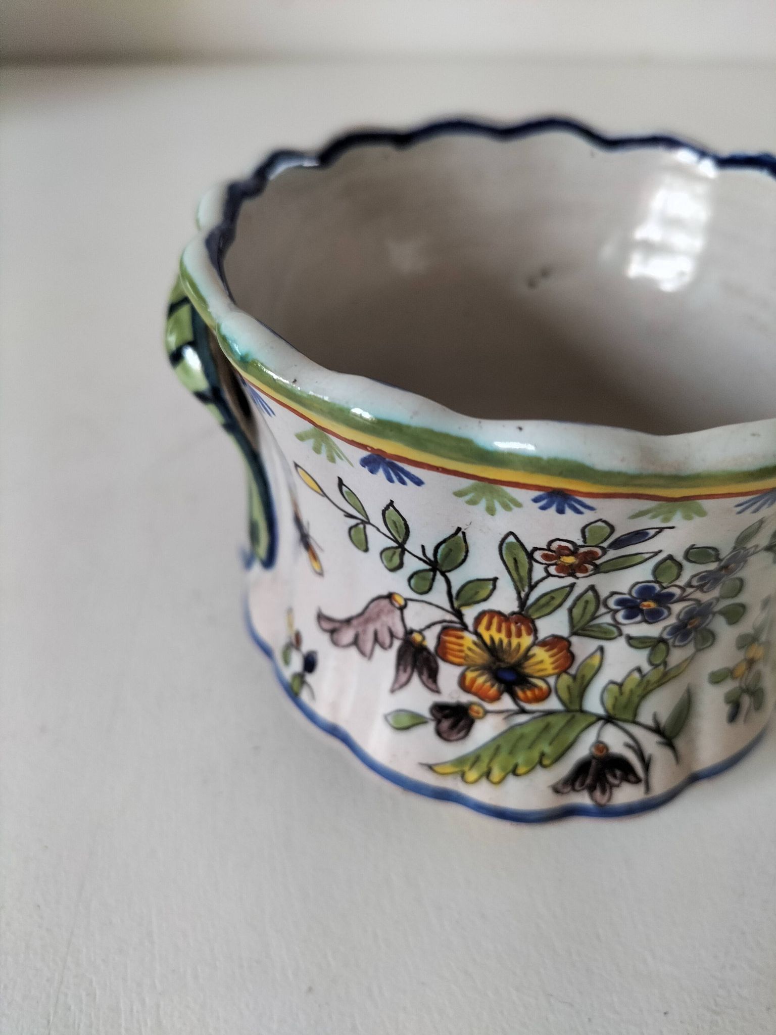 Petit cache-pot en faïence polychrome – Fourmaintraux-Courquin Desvres