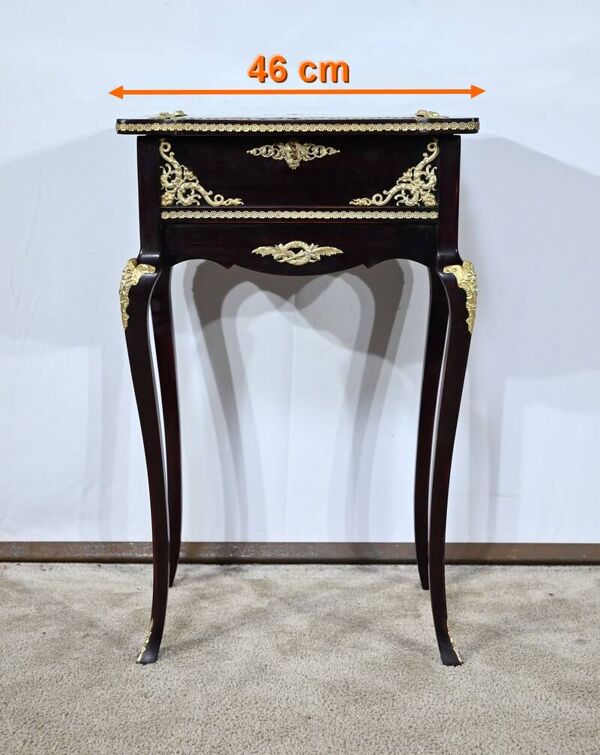 Table Vitrine de Milieu en Acajou Teinté, style Louis XV, époque Napoléon III – Milieu XIXe