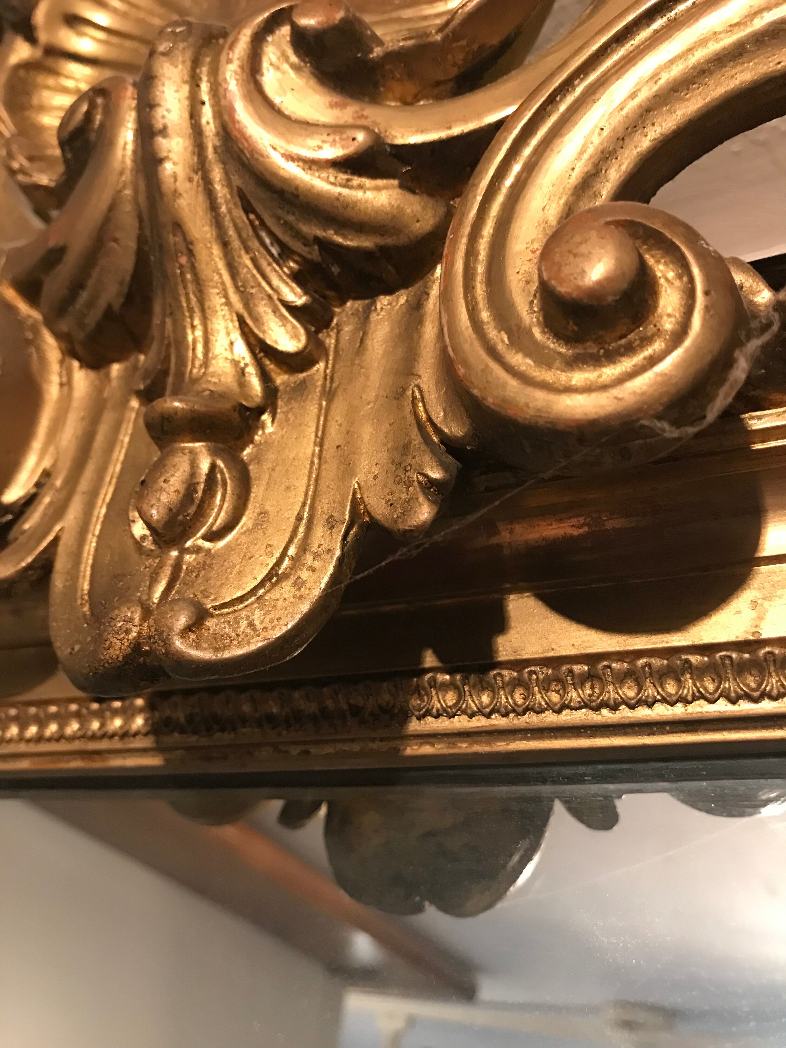 Large antique mirror with flagship shell in wood and gilded stucco