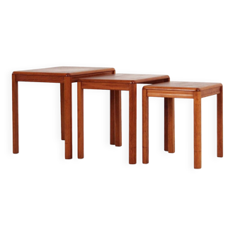 Ensemble de trois tables en teck, design danois, années 1970, production : Danemark