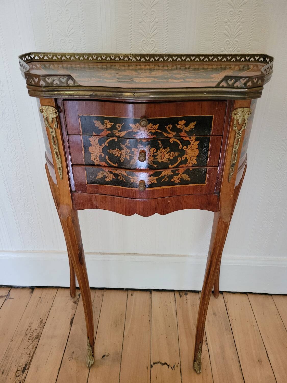 Louis XV bedside table or gueridon with floral motifs, 19th century.
