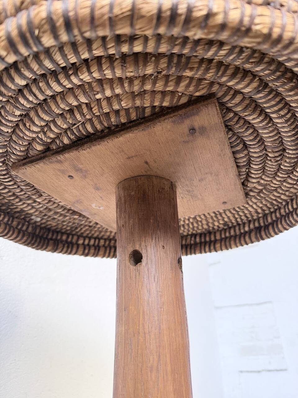 Sellette tripode art populaire en paille tressée, 1950