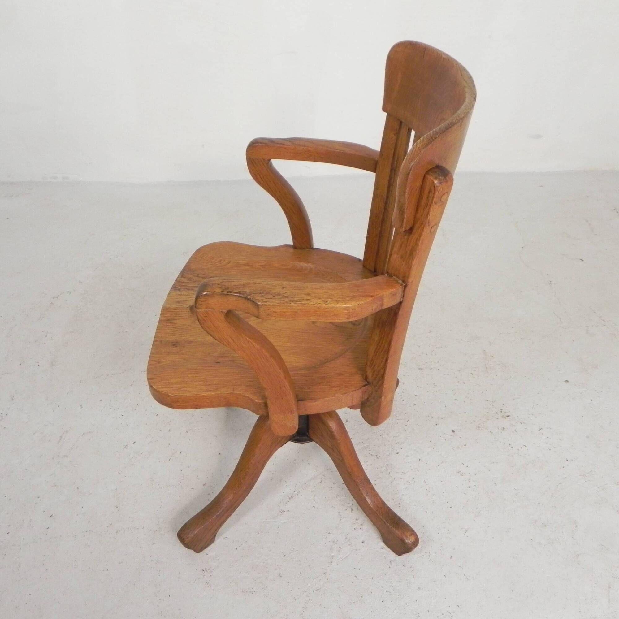 Oak office chair with adjustable spring system and height adjustment, 1950s.