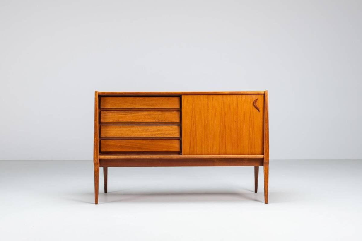 Bosteels Meubelen unique petit buffet en noyer Belgique 1960