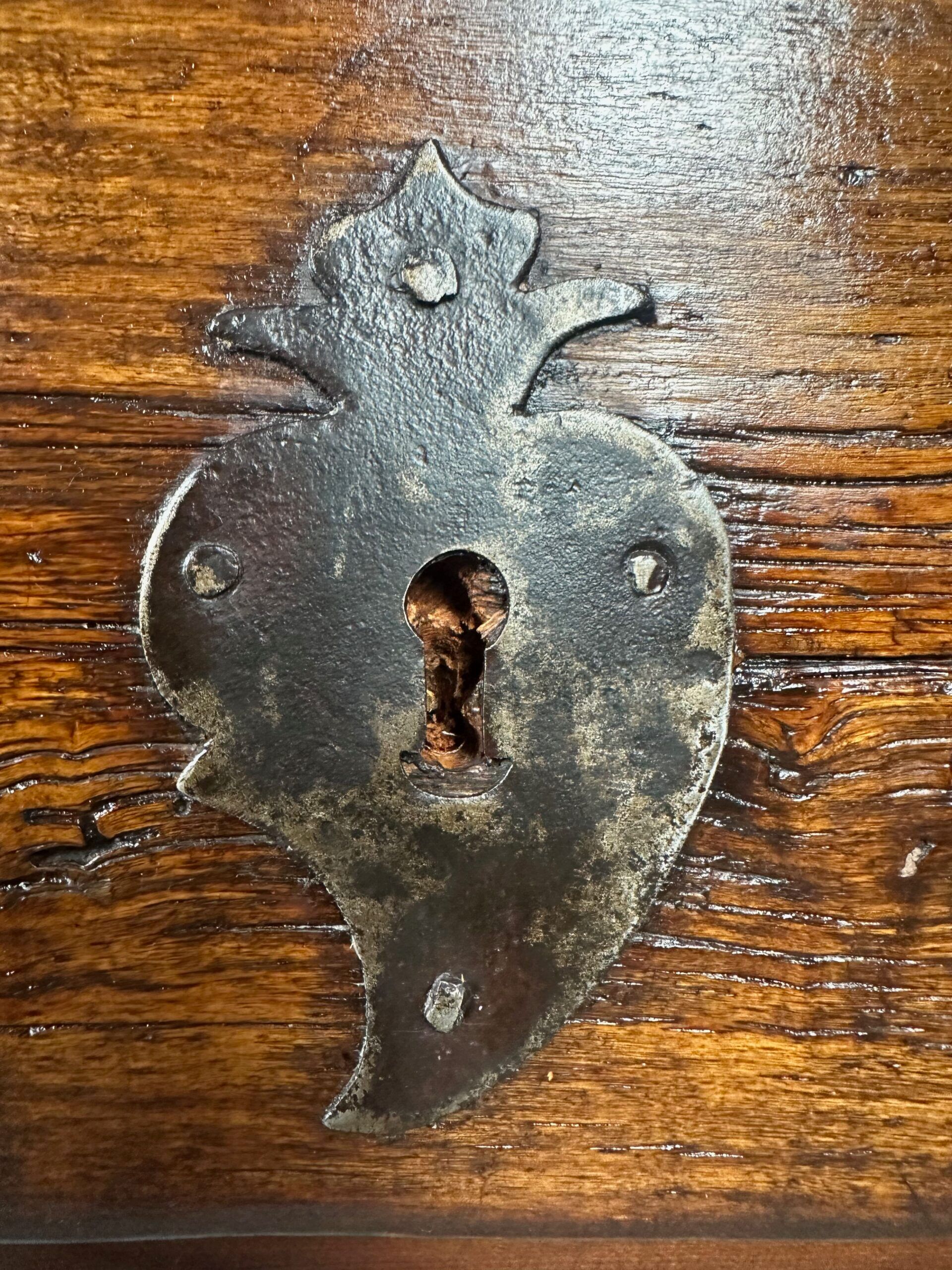 Table d'appoint coloniale espagnole antique