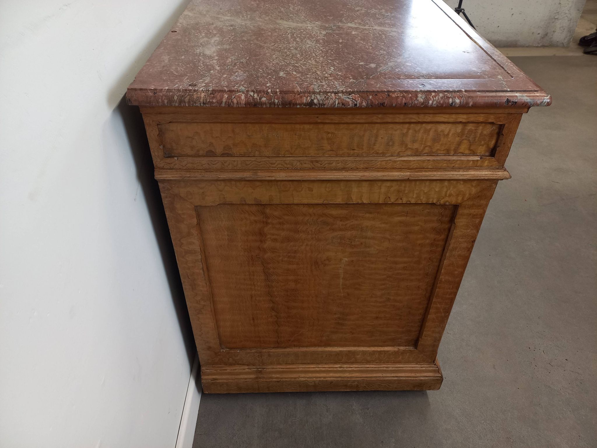 Marble top store bank