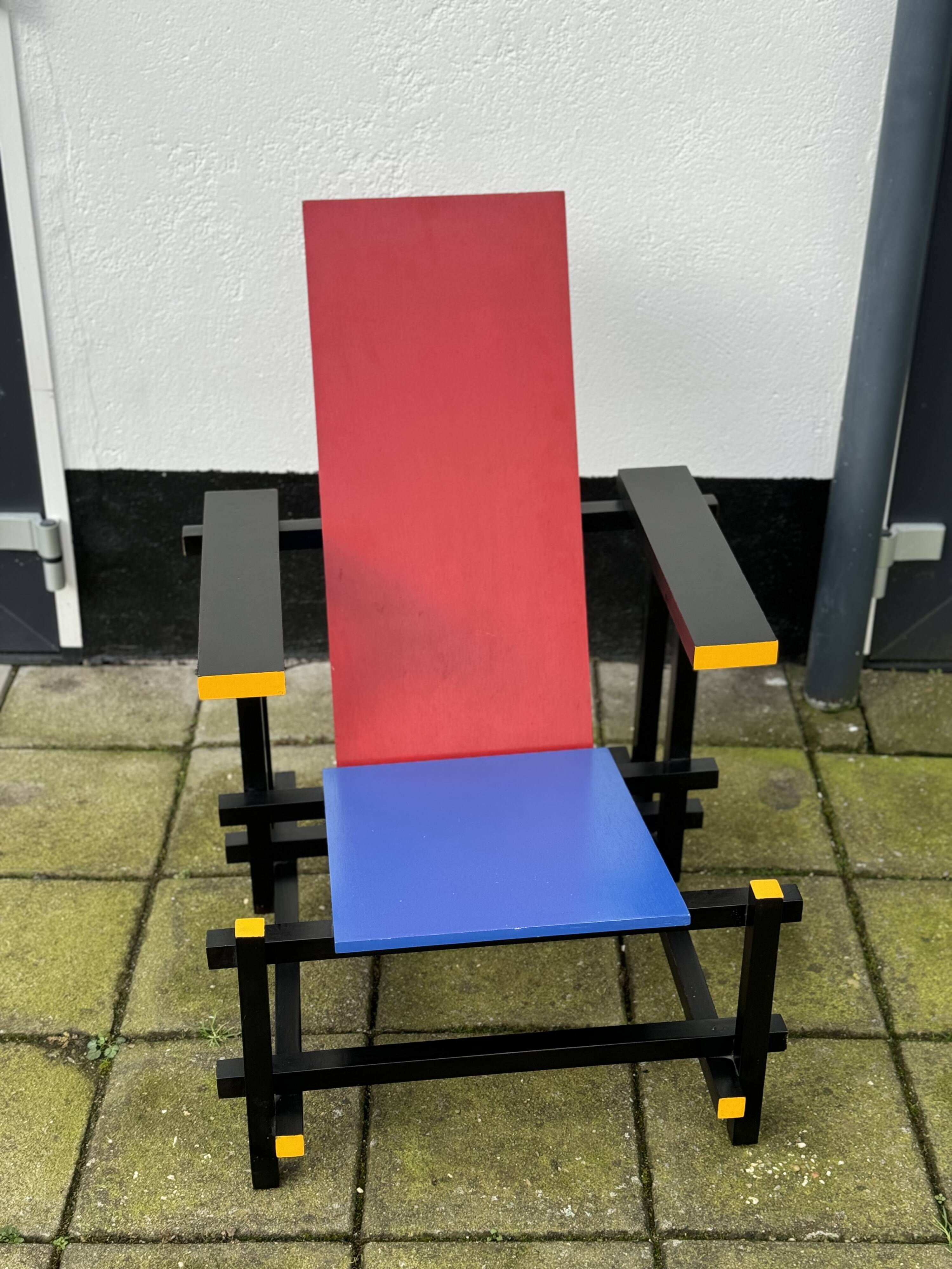 Reproduction de chaise rouge et bleue Rietveld