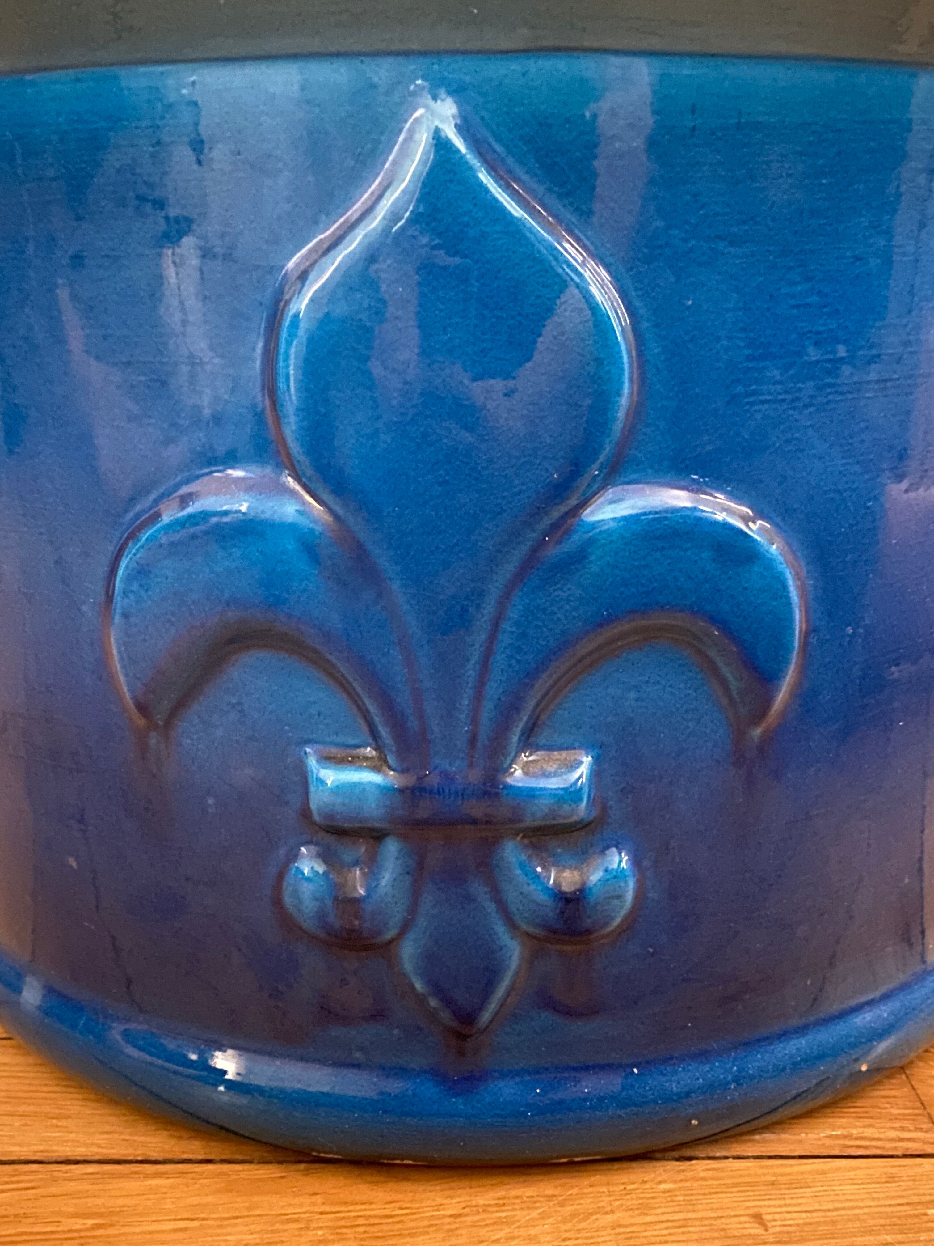 Cache pot bleu avec fleur de lys