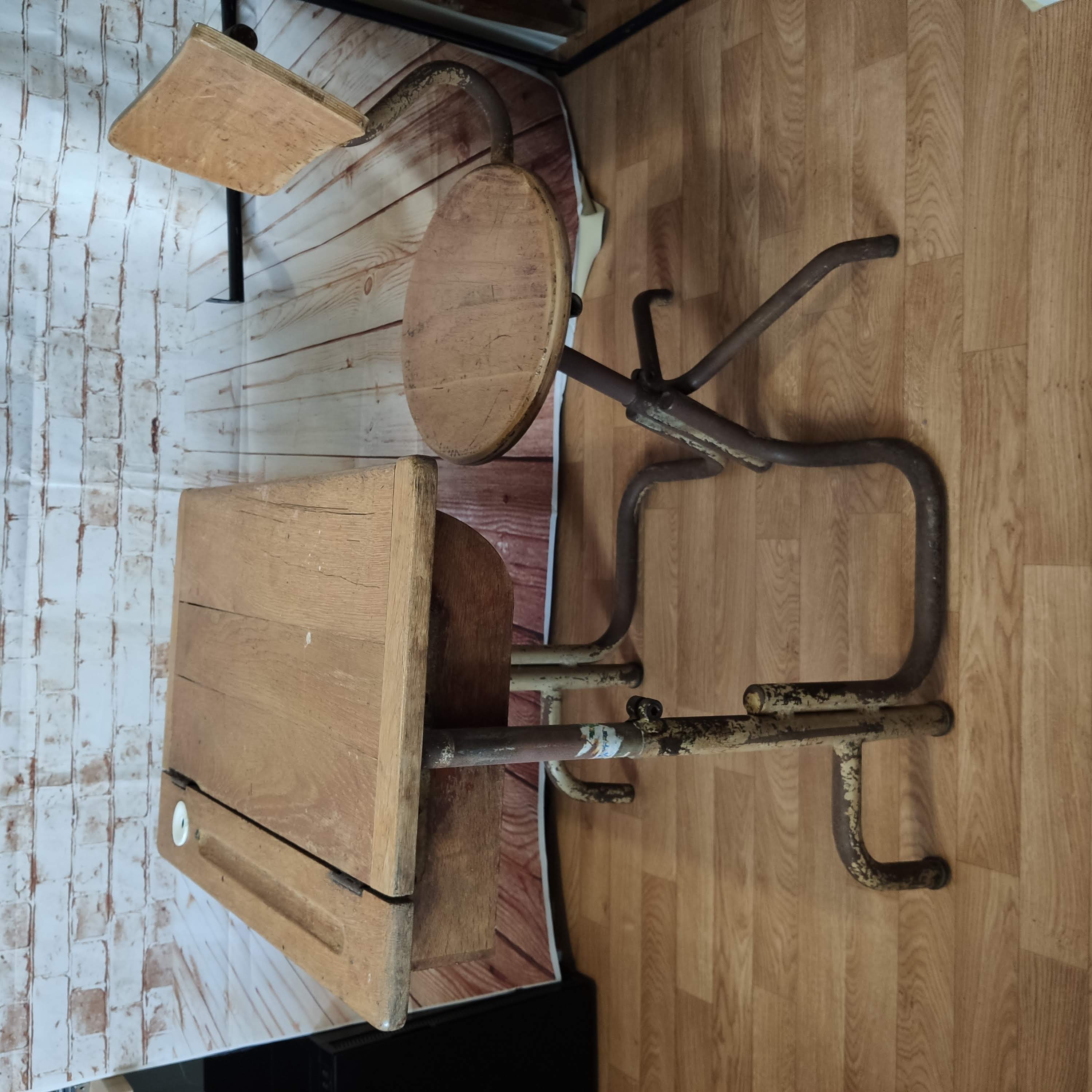 Old and reglable school puputre