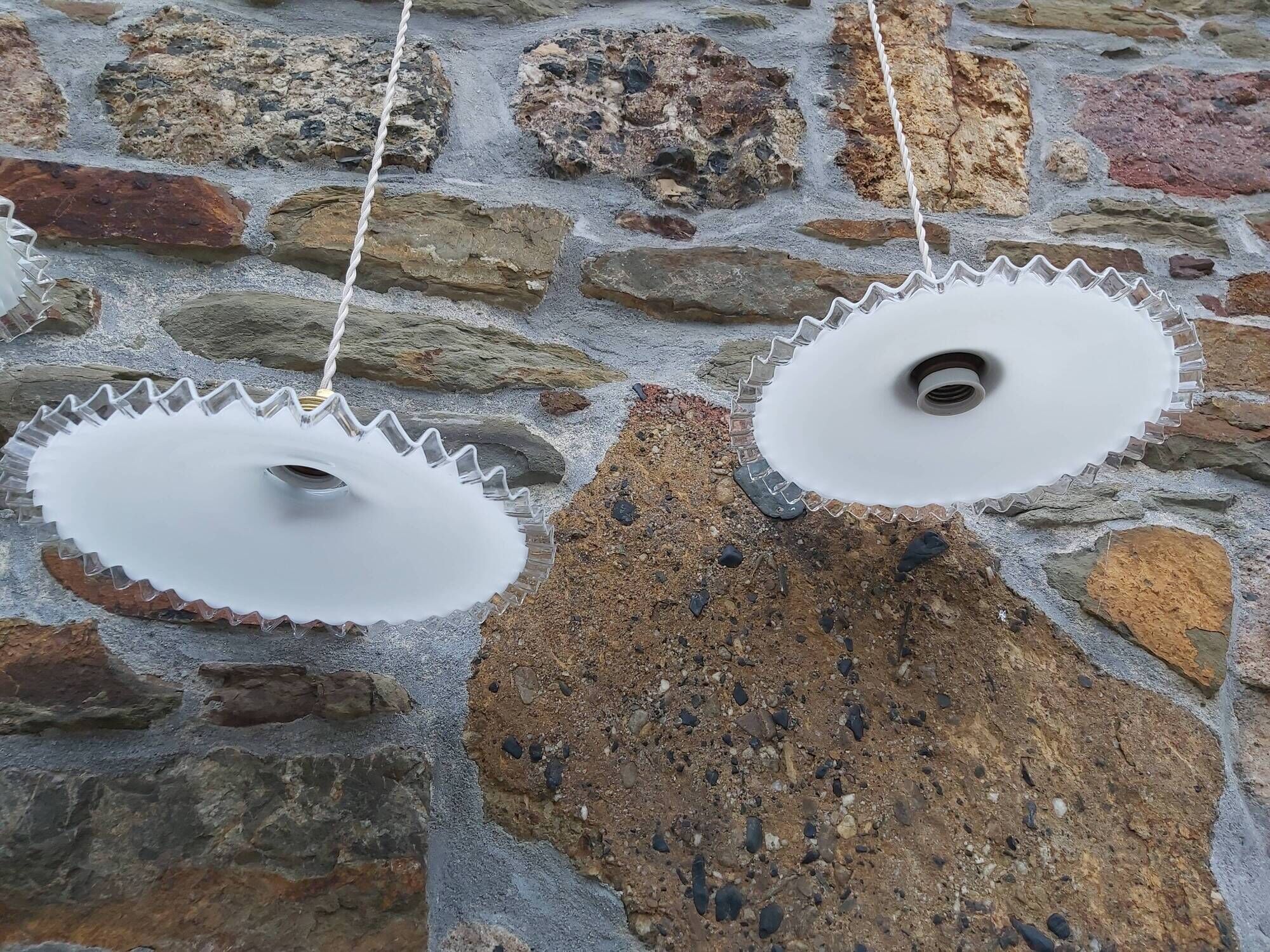 Lot de 4 suspensions en opaline blanche festonnée art Deco