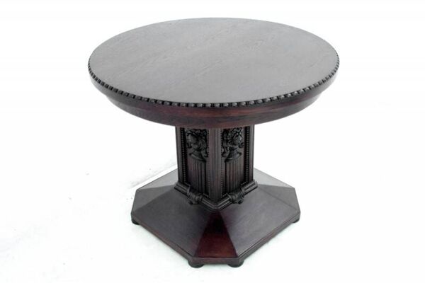 Ensemble table et chaises anciennes, Europe occidentale, début du XXe siècle.