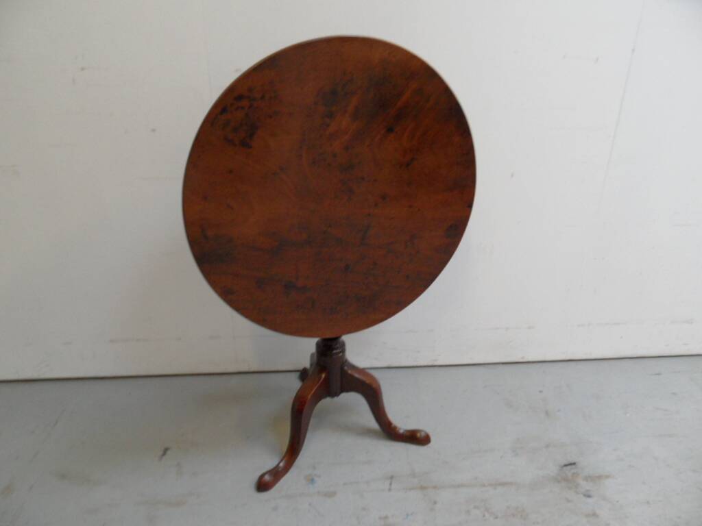 Table ronde inclinable antique en acajou