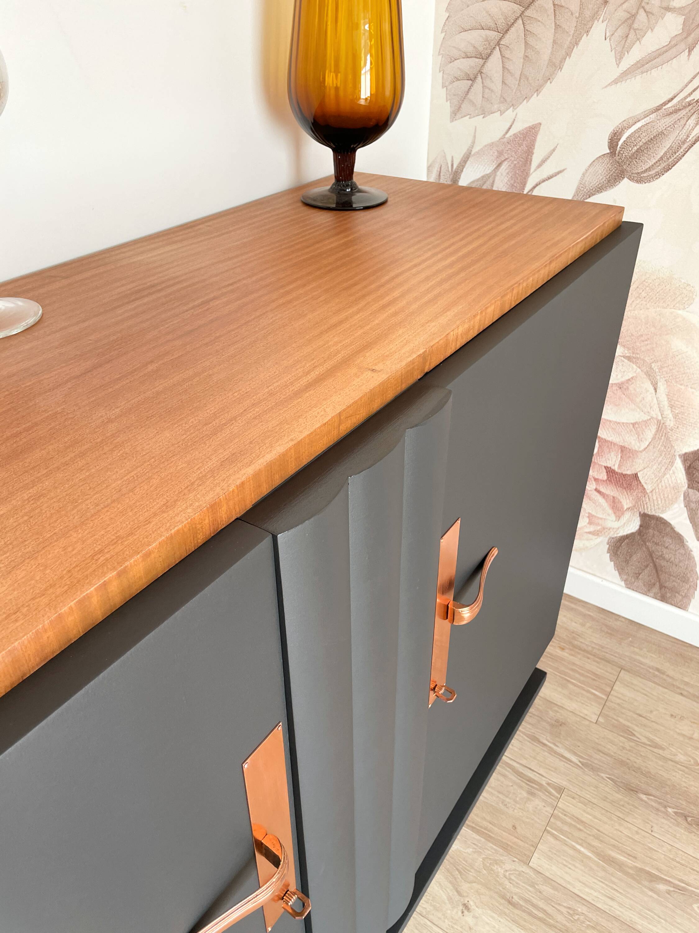 Buffet vintage noir mat et bois brut