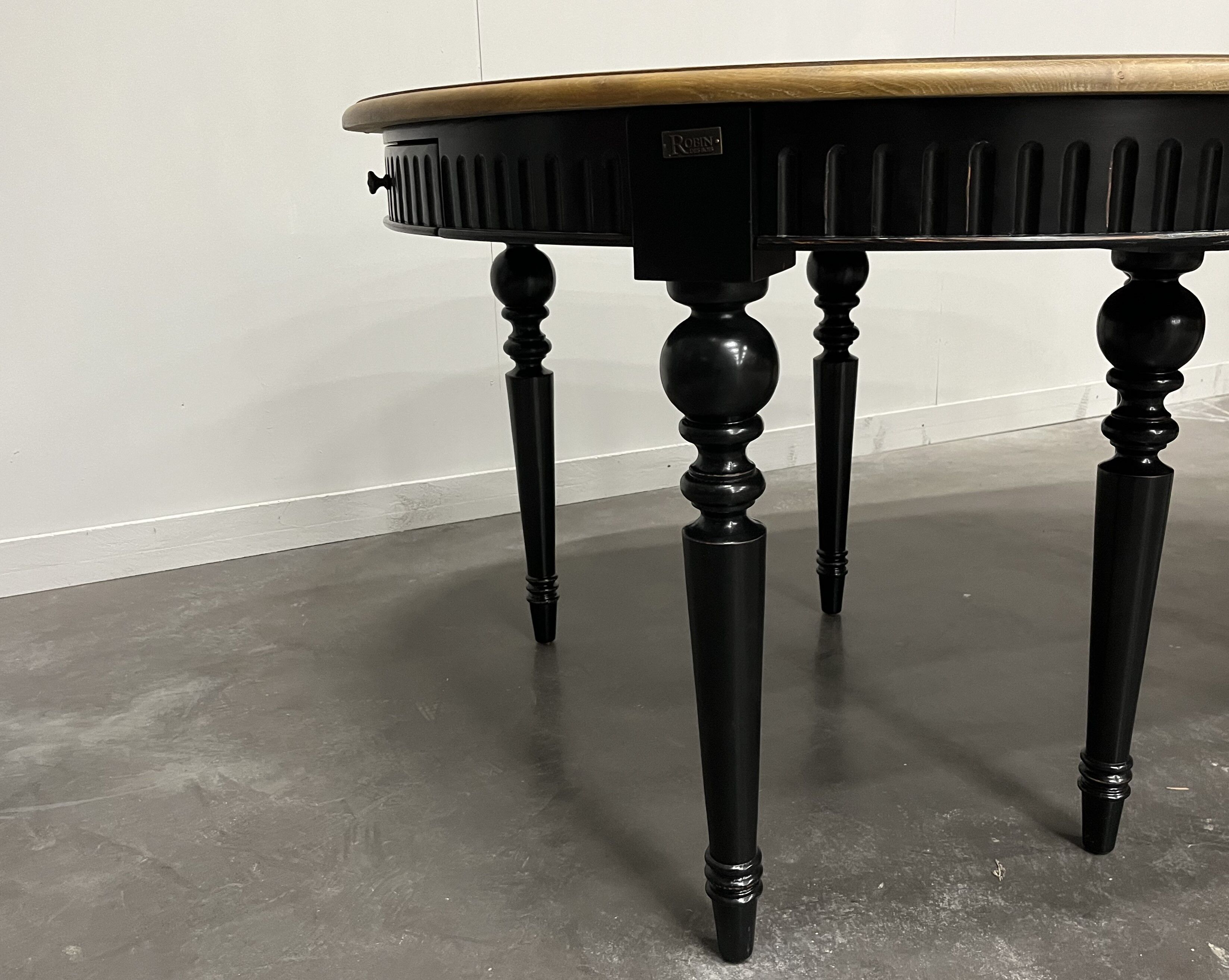 Elegant extendable oak table and black legs, 6/16 covers