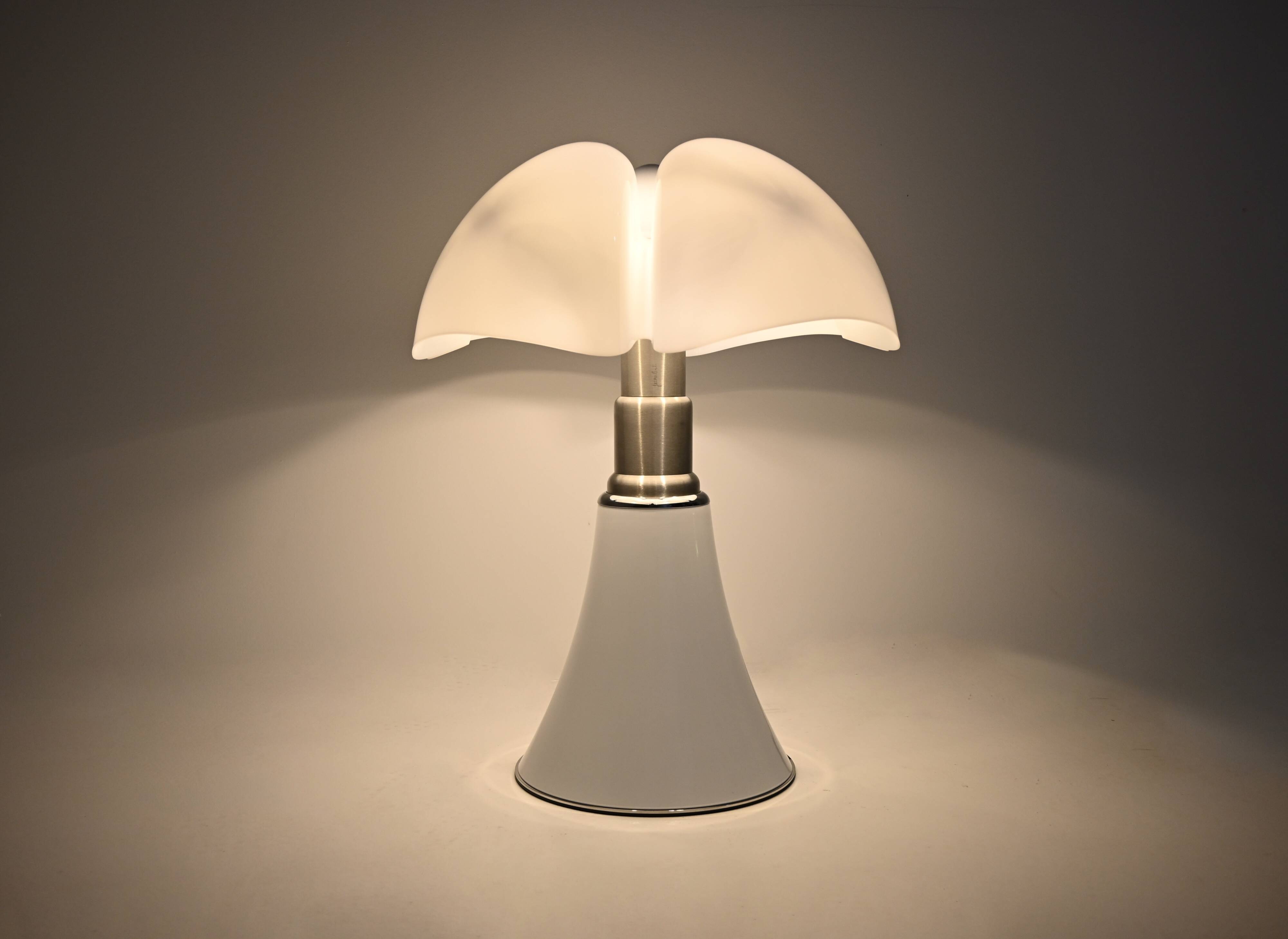 Lampe de table « Pipistrello » blanche de Gae Aulenti pour Martinelli Luce
