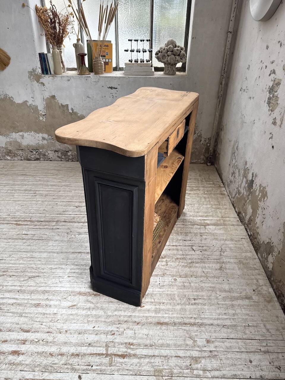 Floral 1920s trading counter