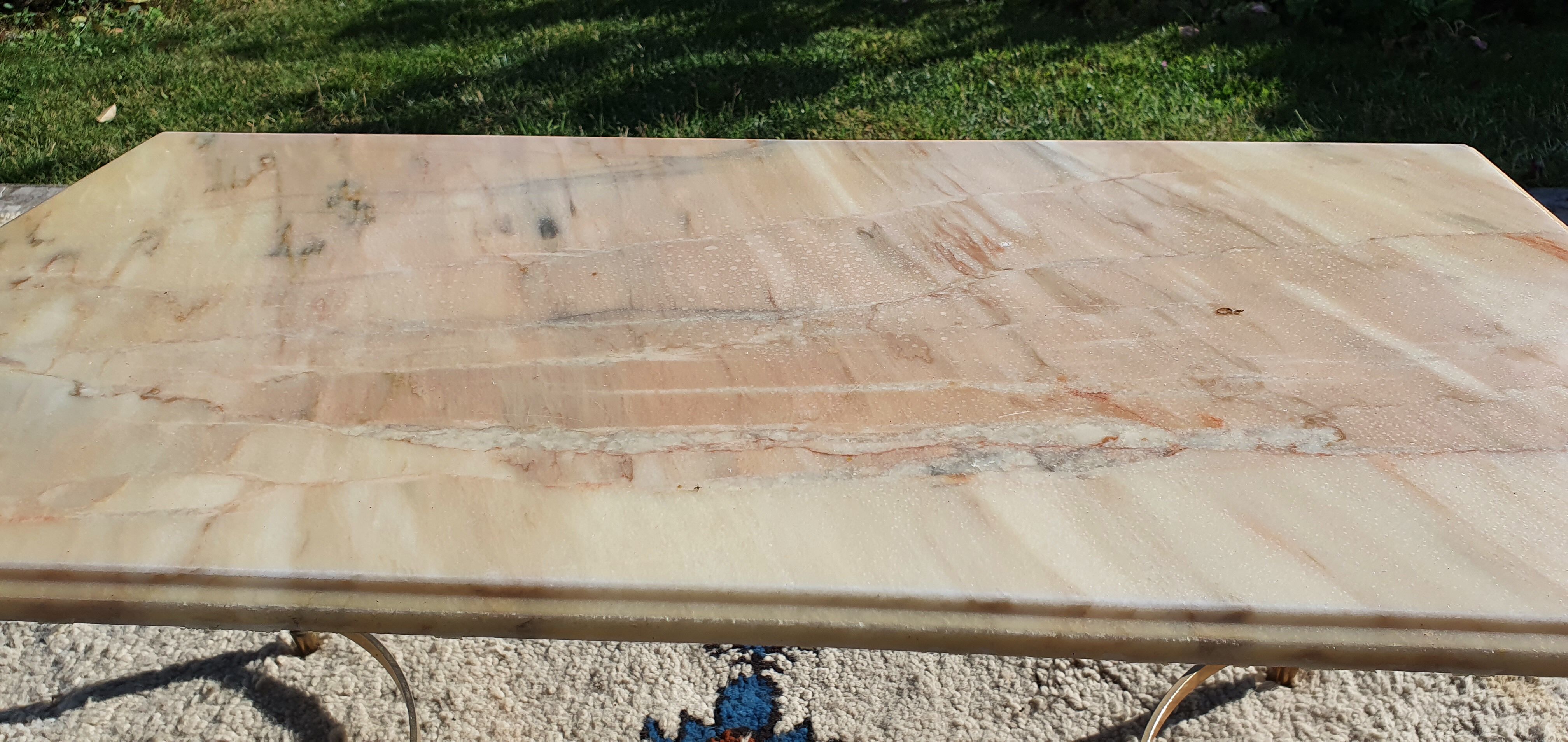 Living room table in gilded metal and marble.