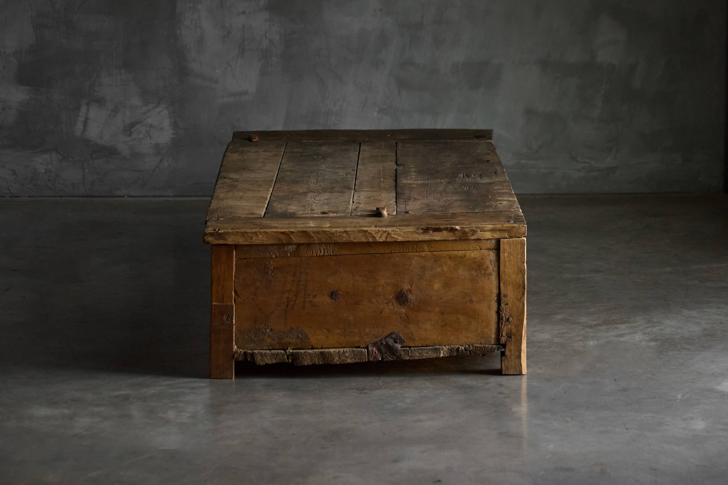 Table basse en chêne rustique vernaculaire, France, 20e siècle