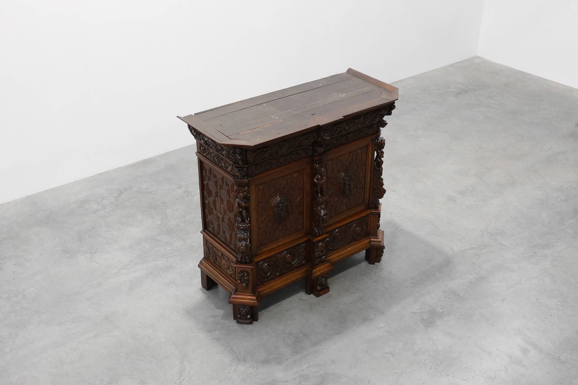 Flemish renaissance "beeldenkast" cabinet in oak wood Antwerp, ca. 1630
