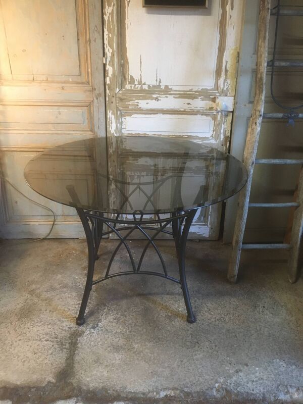 Table ronde pieds métal et verre fumée