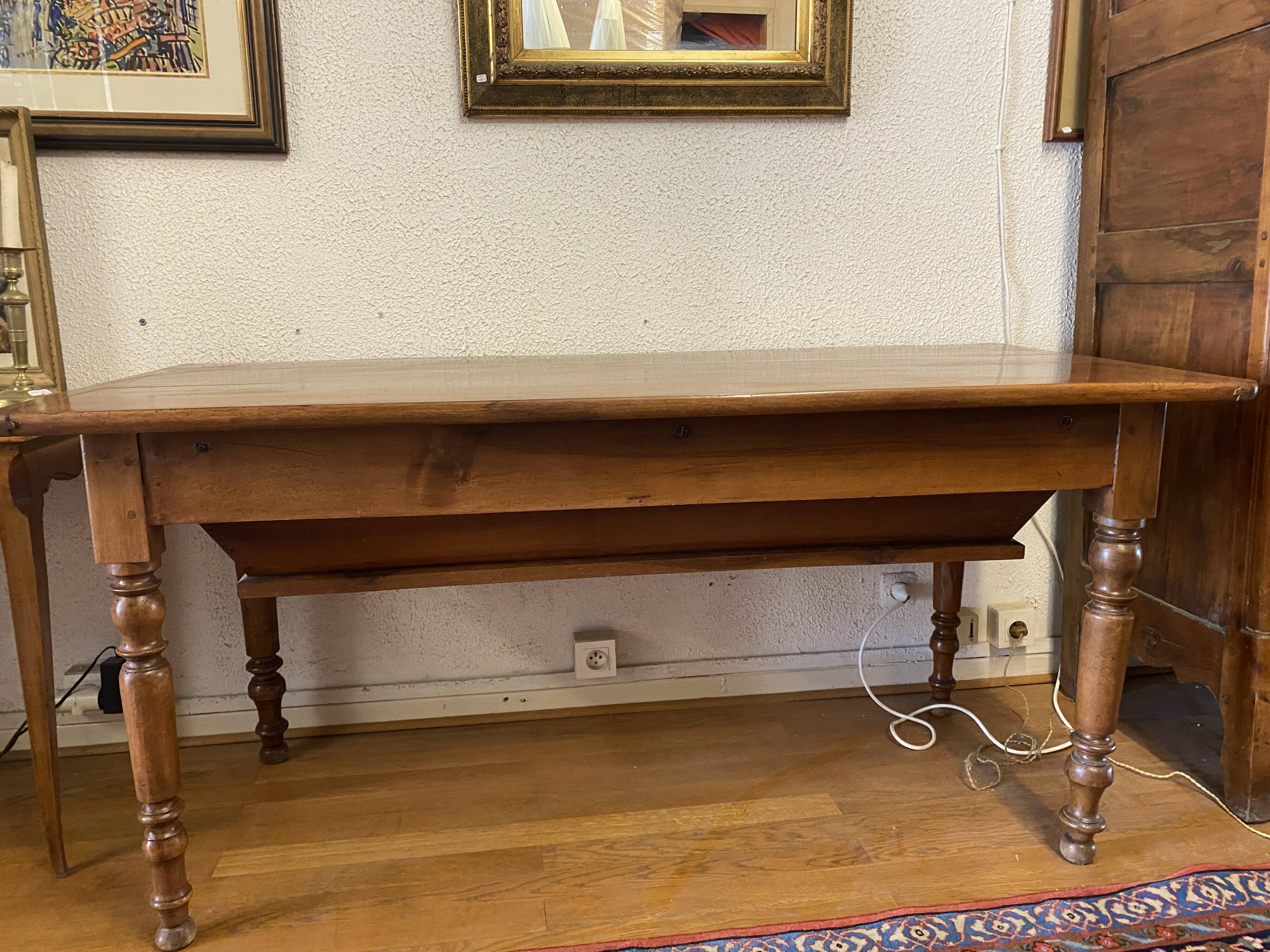 table pétrin en noyer, parfait état.