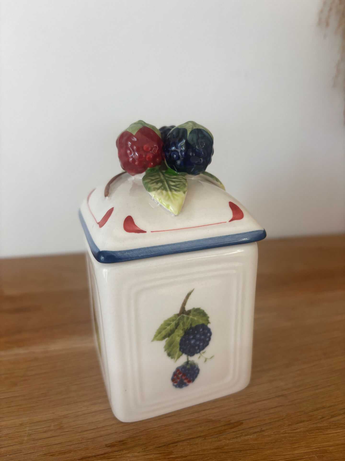 Set of 3 beautiful fruit barbotine pots by Villeroy and Boch.