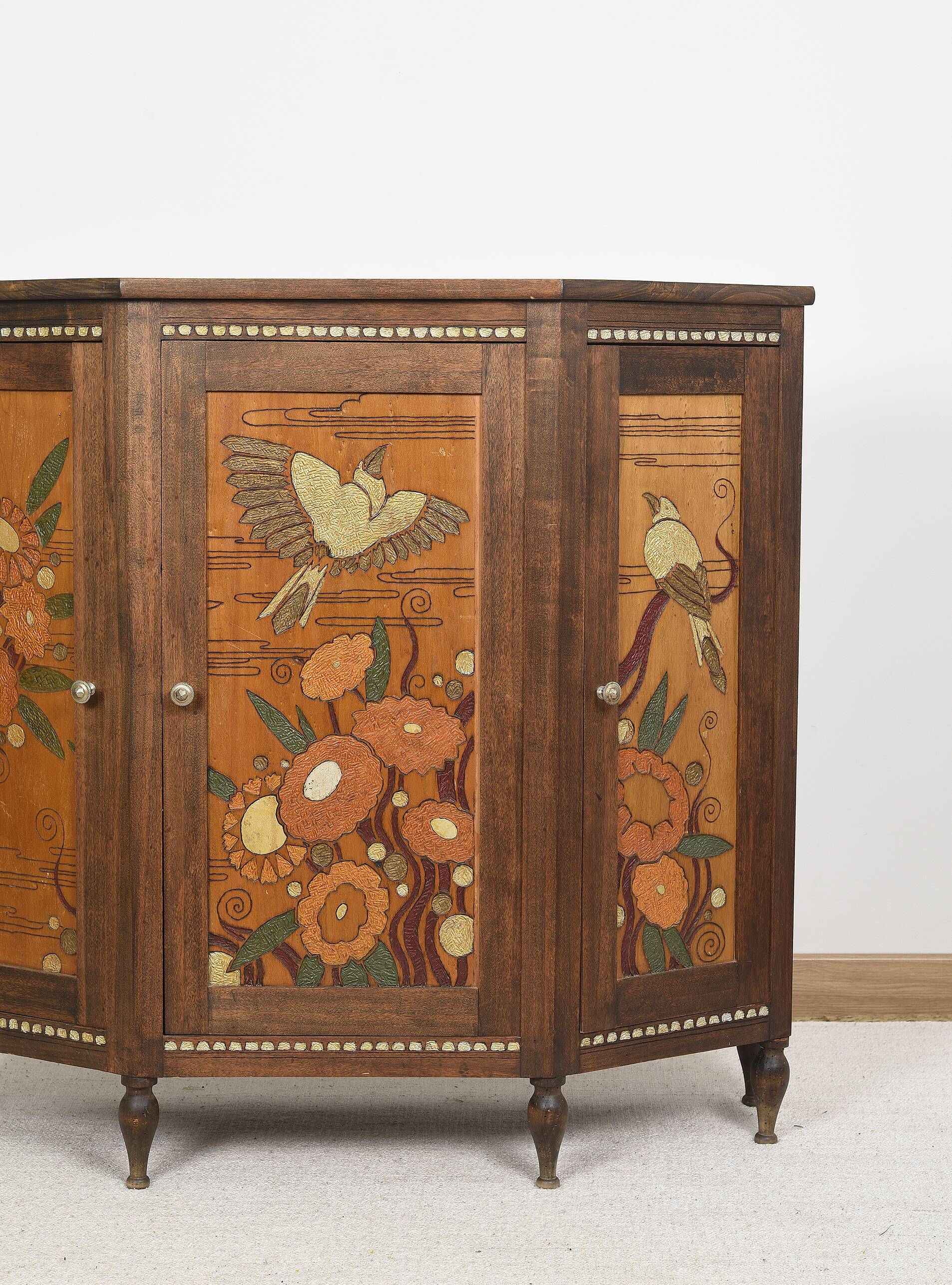Buffet ou armoire d'angle, à 3 faces, en bois massif, sculpté et peint.