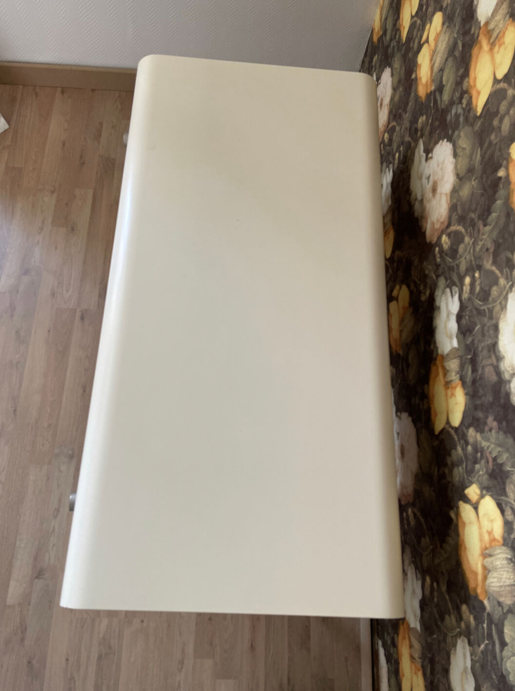 White laqué desk, year 70