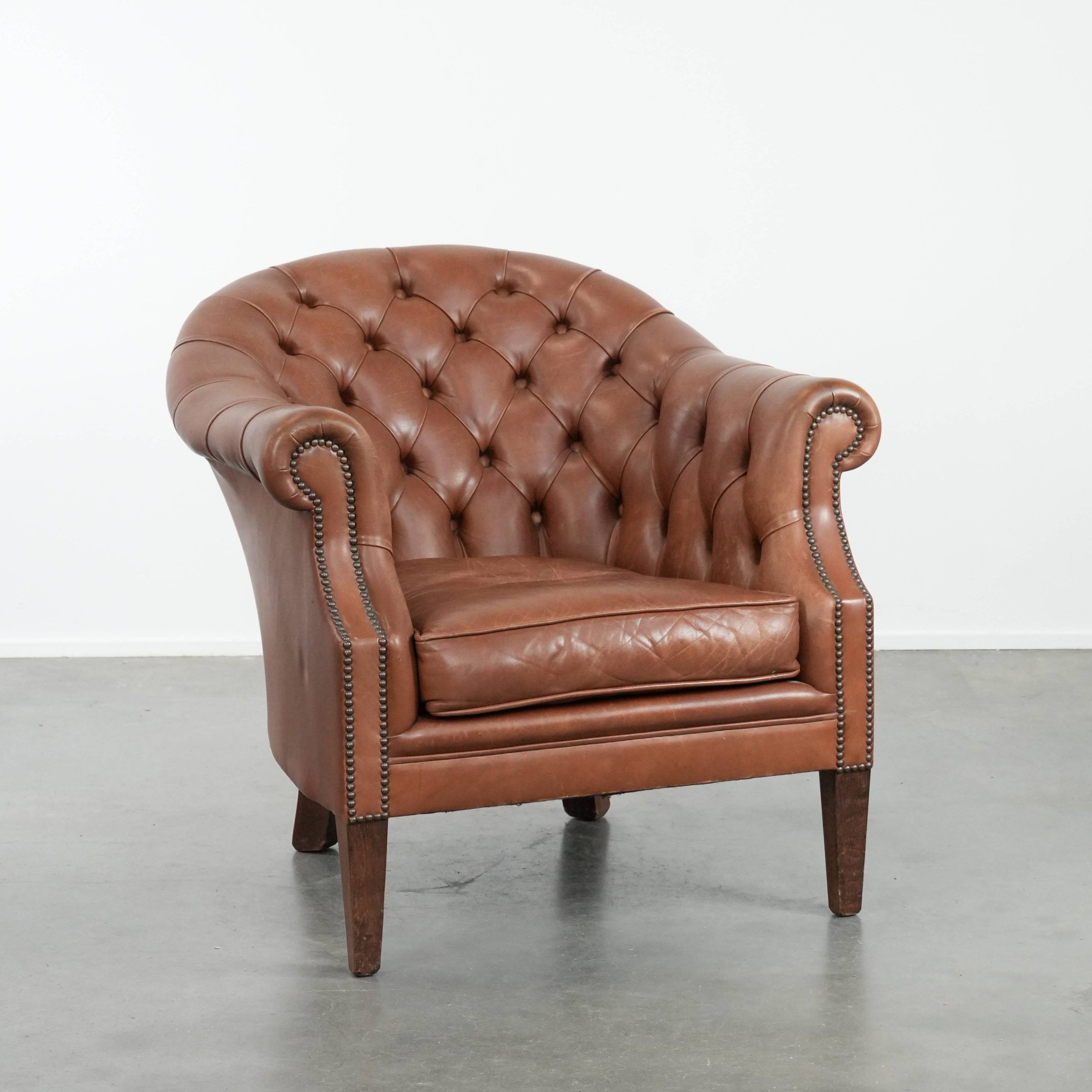 Cow leather Chesterfield club armchair in English style