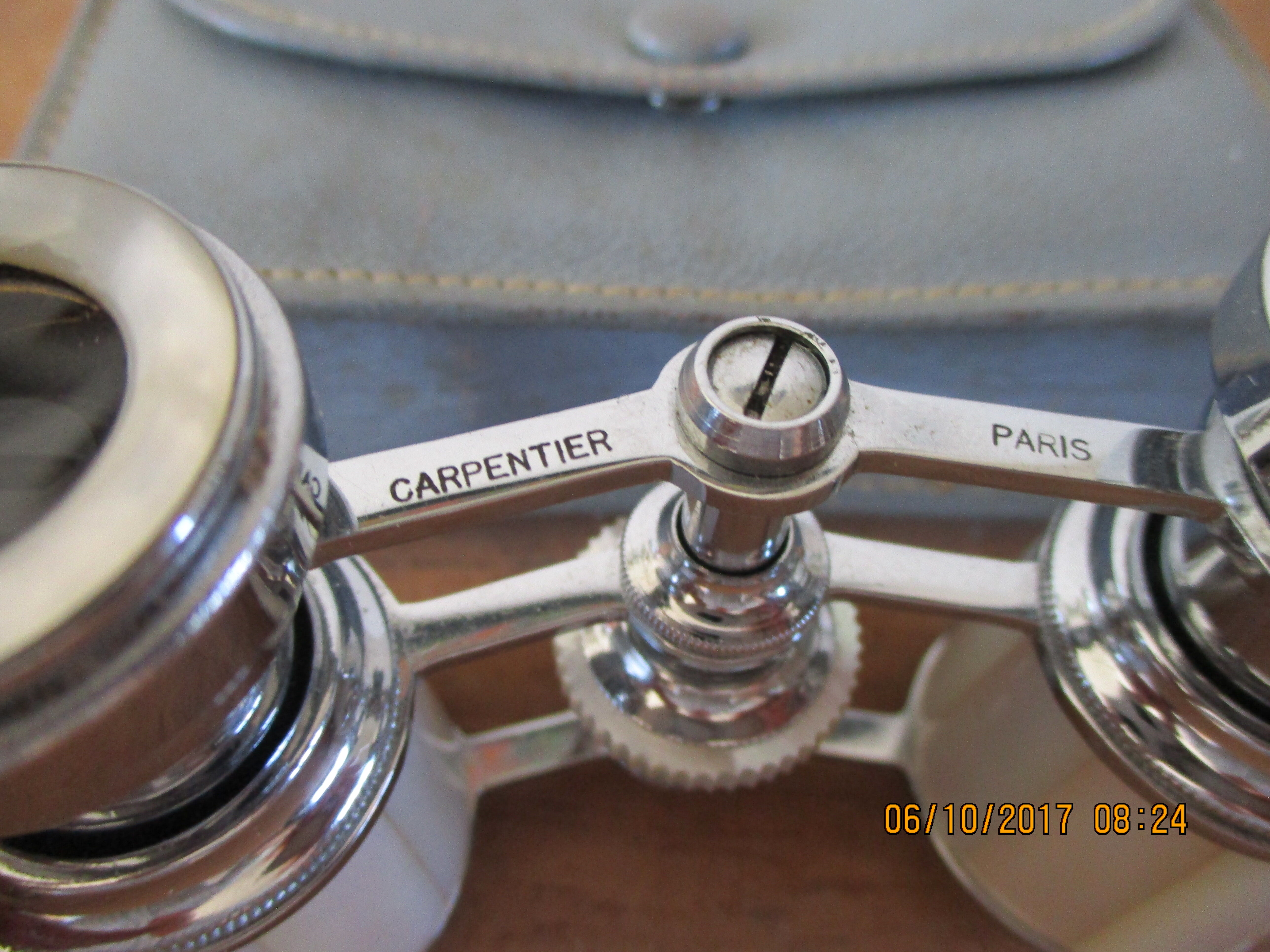 Pair of theater binoculars and its Carpentier Paris case 50s