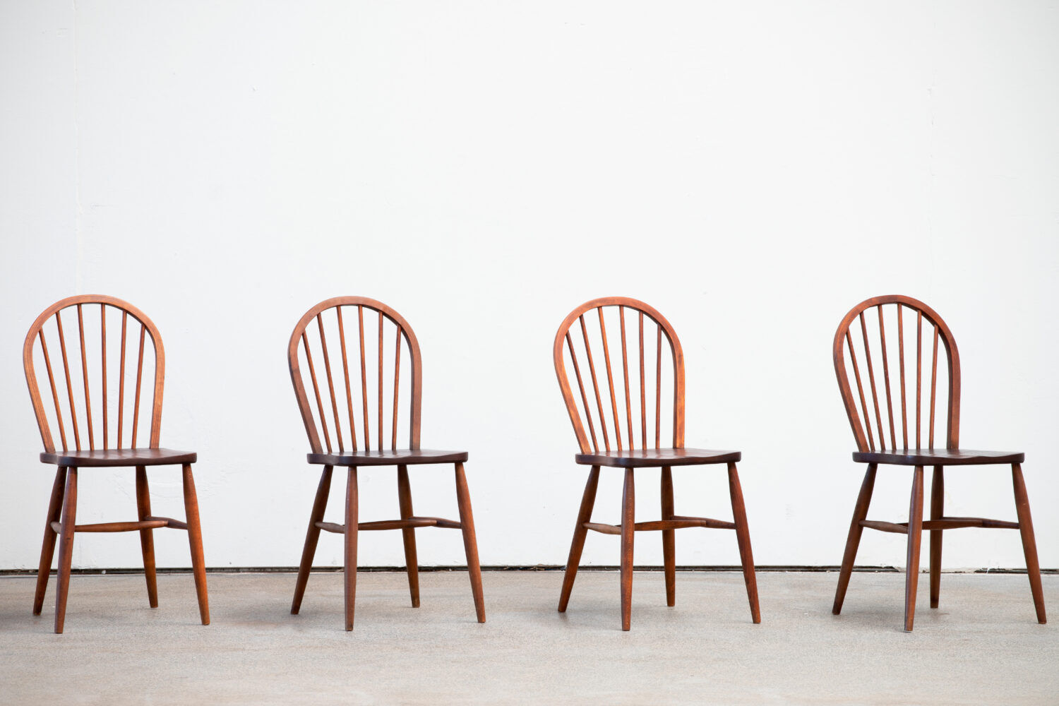 Série de 4 chaises scandinaves à dossier baton 1960