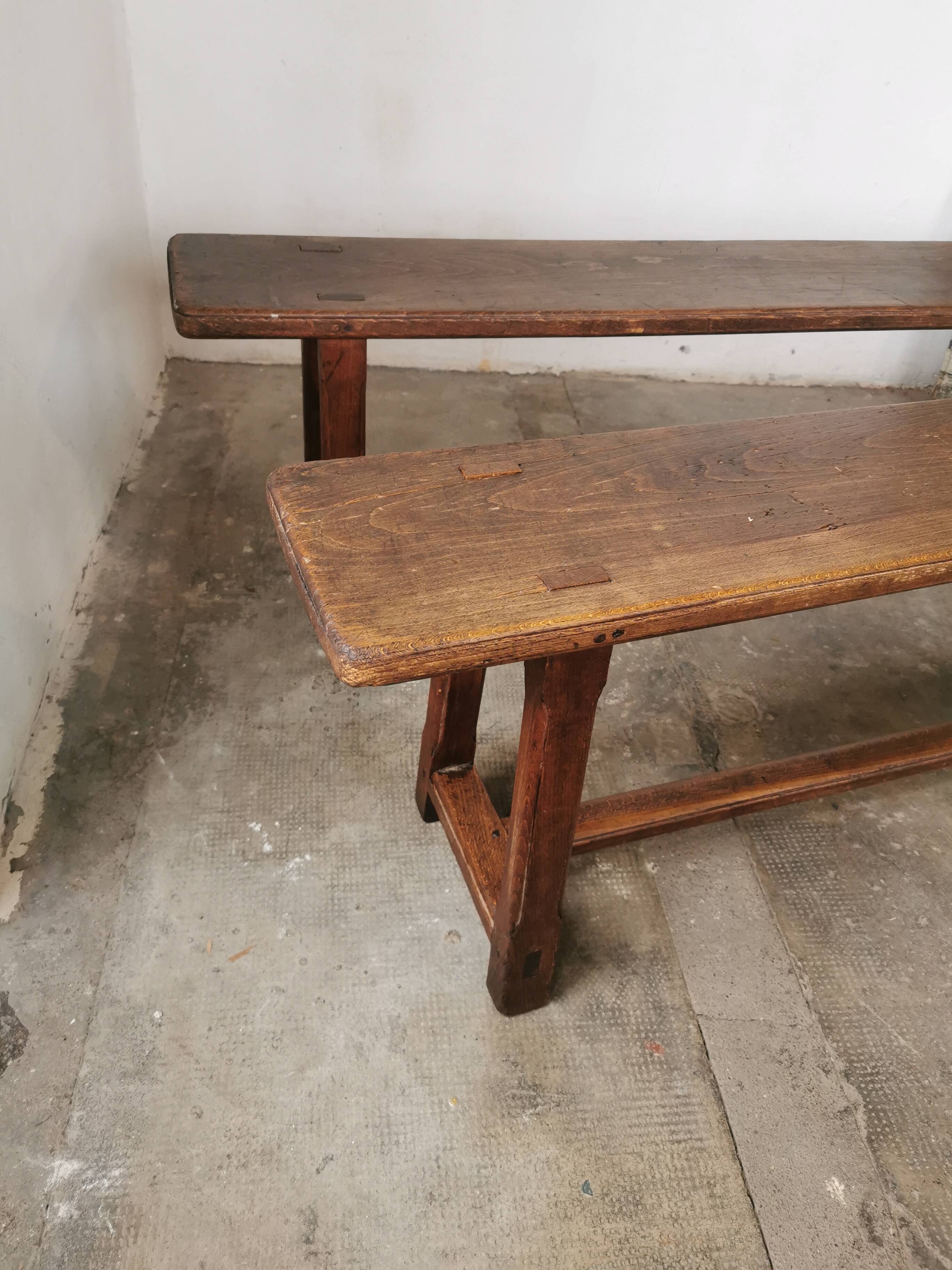 Paire de bancs anciens en chêne