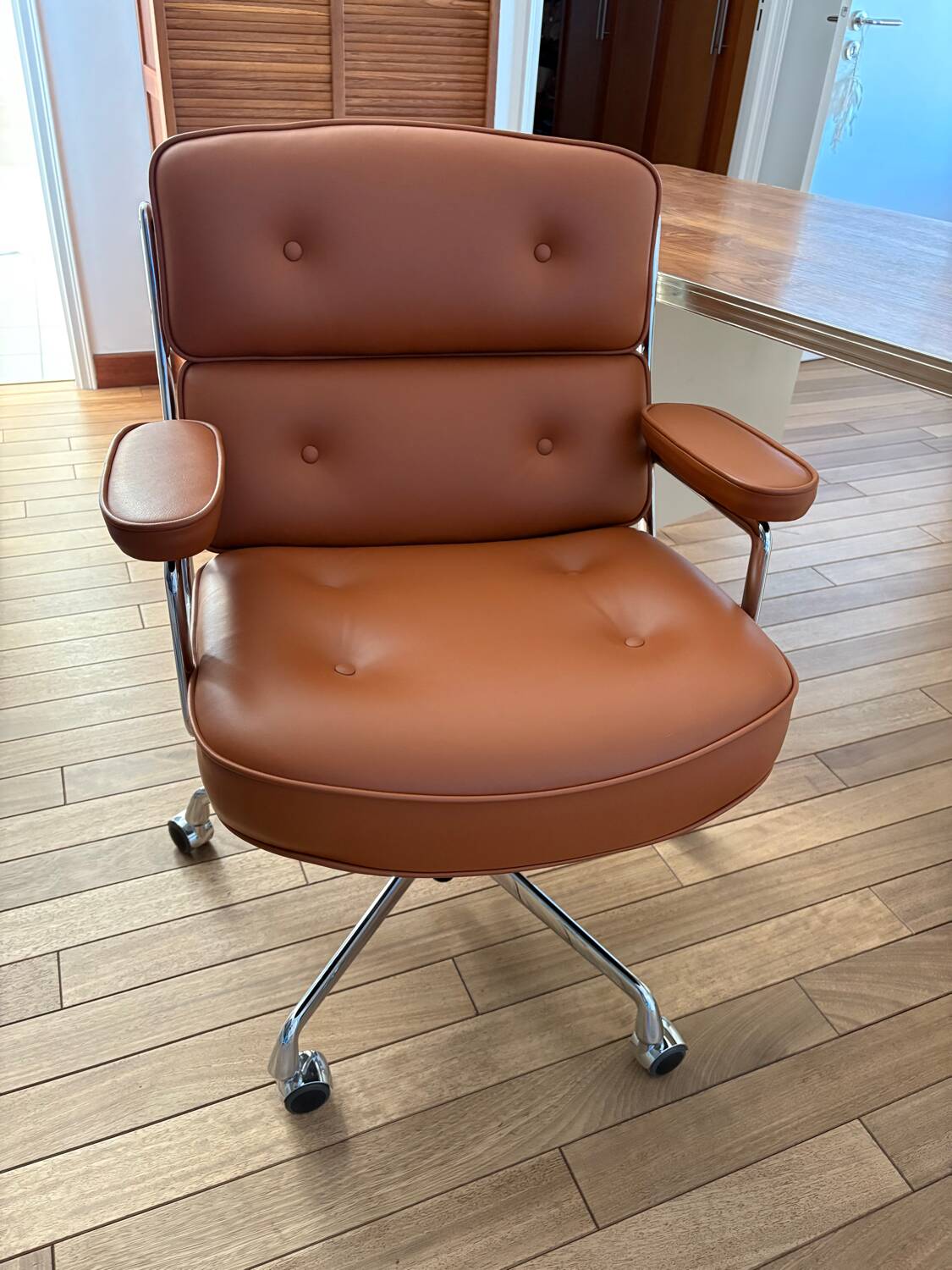 Fauteuil de bureau en cuir Lobby chair ES104 Eames Vitra