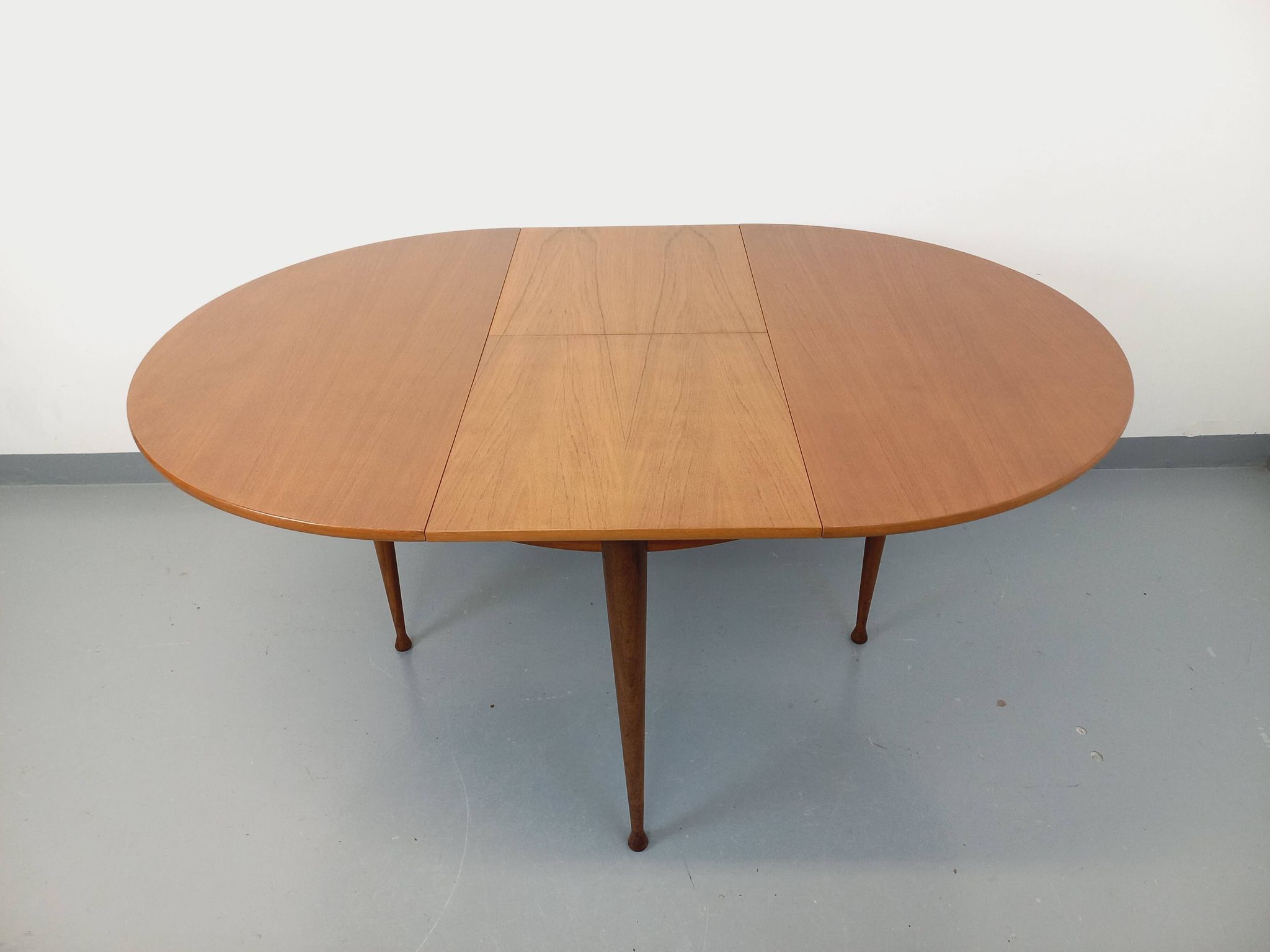 Round dining table in vintage Scandinavian style from the 50s and 60s in teak.