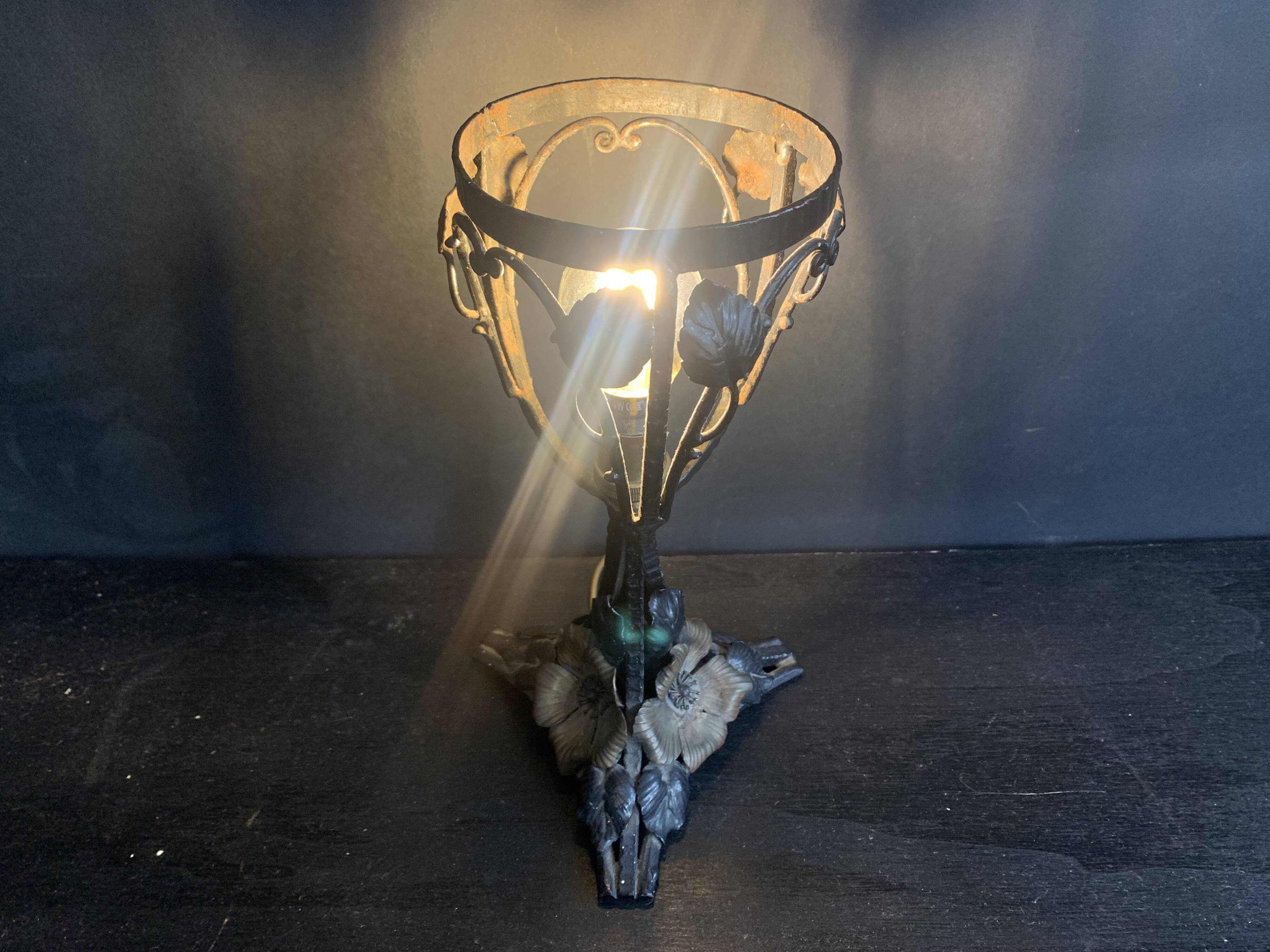 1900 Art Nouveau wrought iron lamp with floral motif