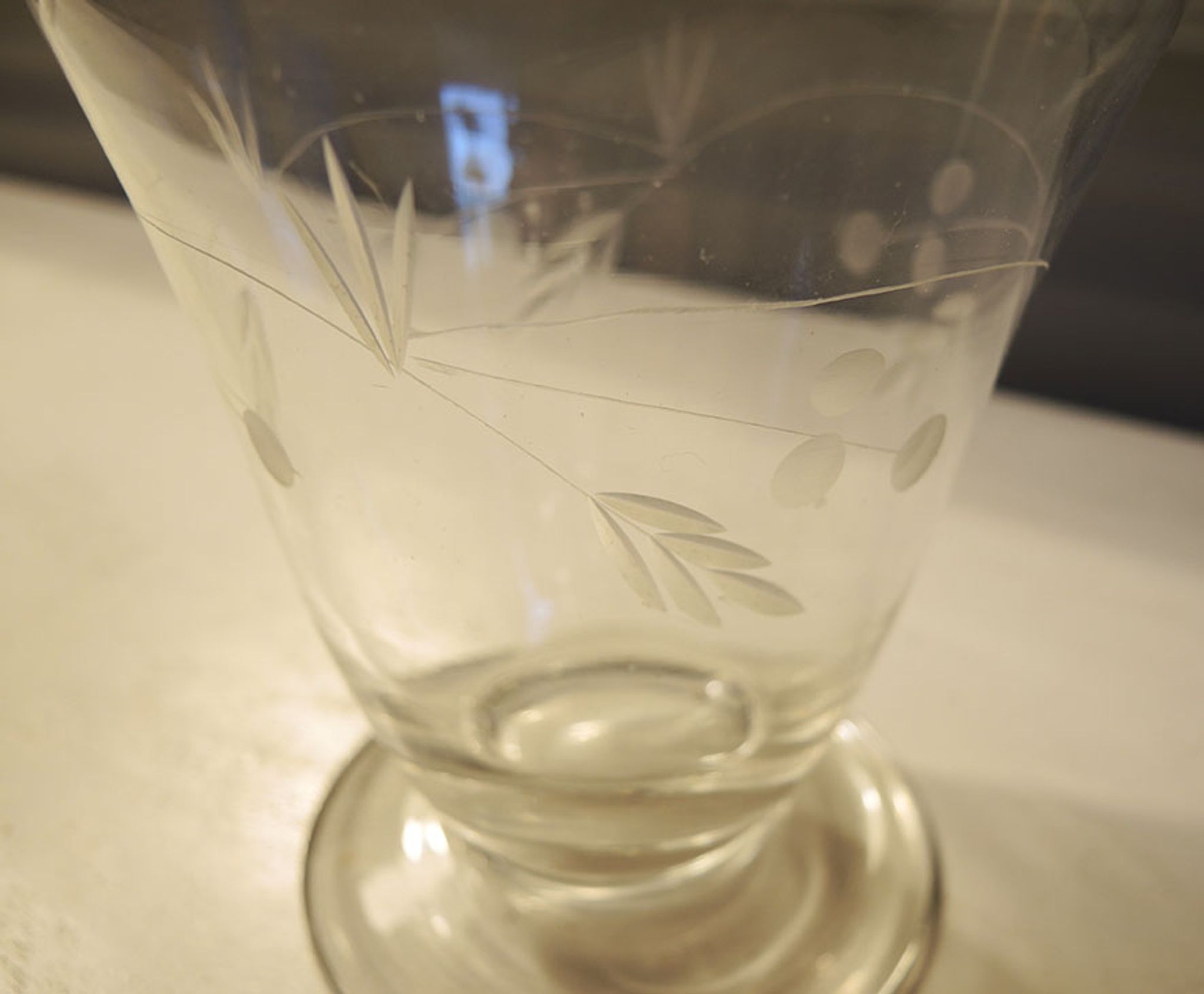 Ancienne carafe en verre gravé décor végétal