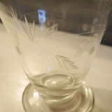 Ancienne carafe en verre gravé décor végétal