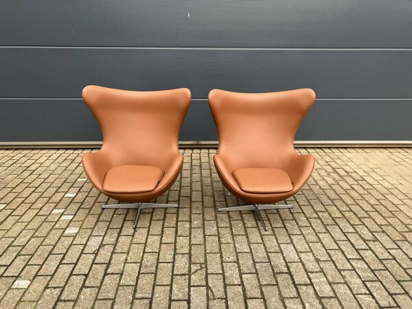 Fritz Hansen Egg chair by Arne Jacobsen in Cognac leather, NEW condition!