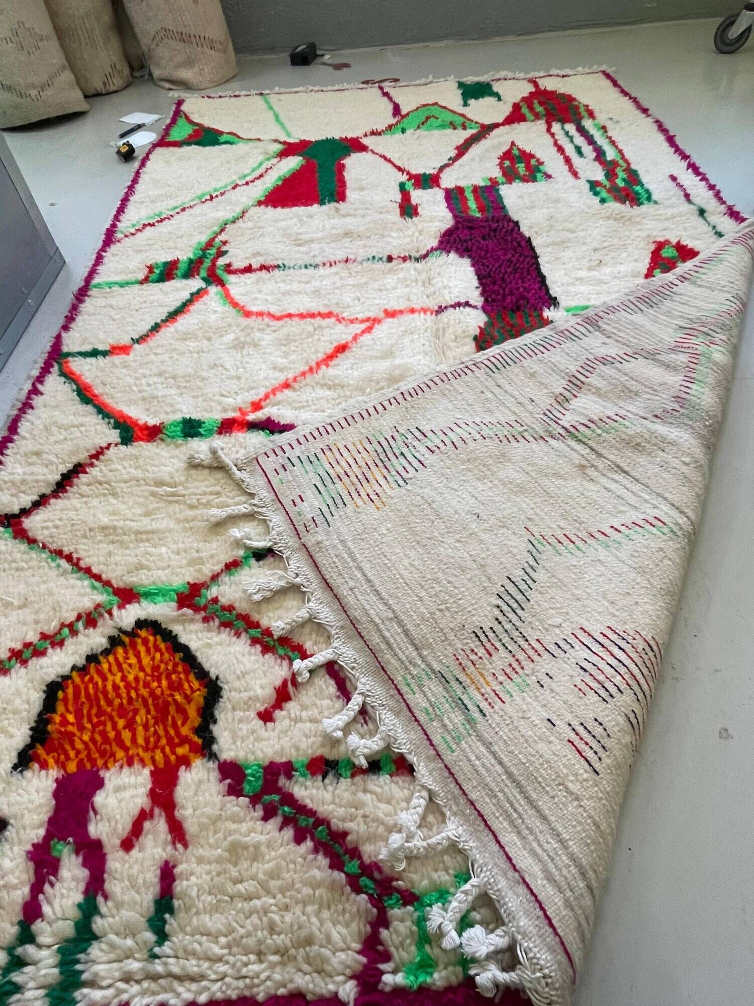 Moroccan Berber rug in cream wool, abstract patterns - 263x160 cm
