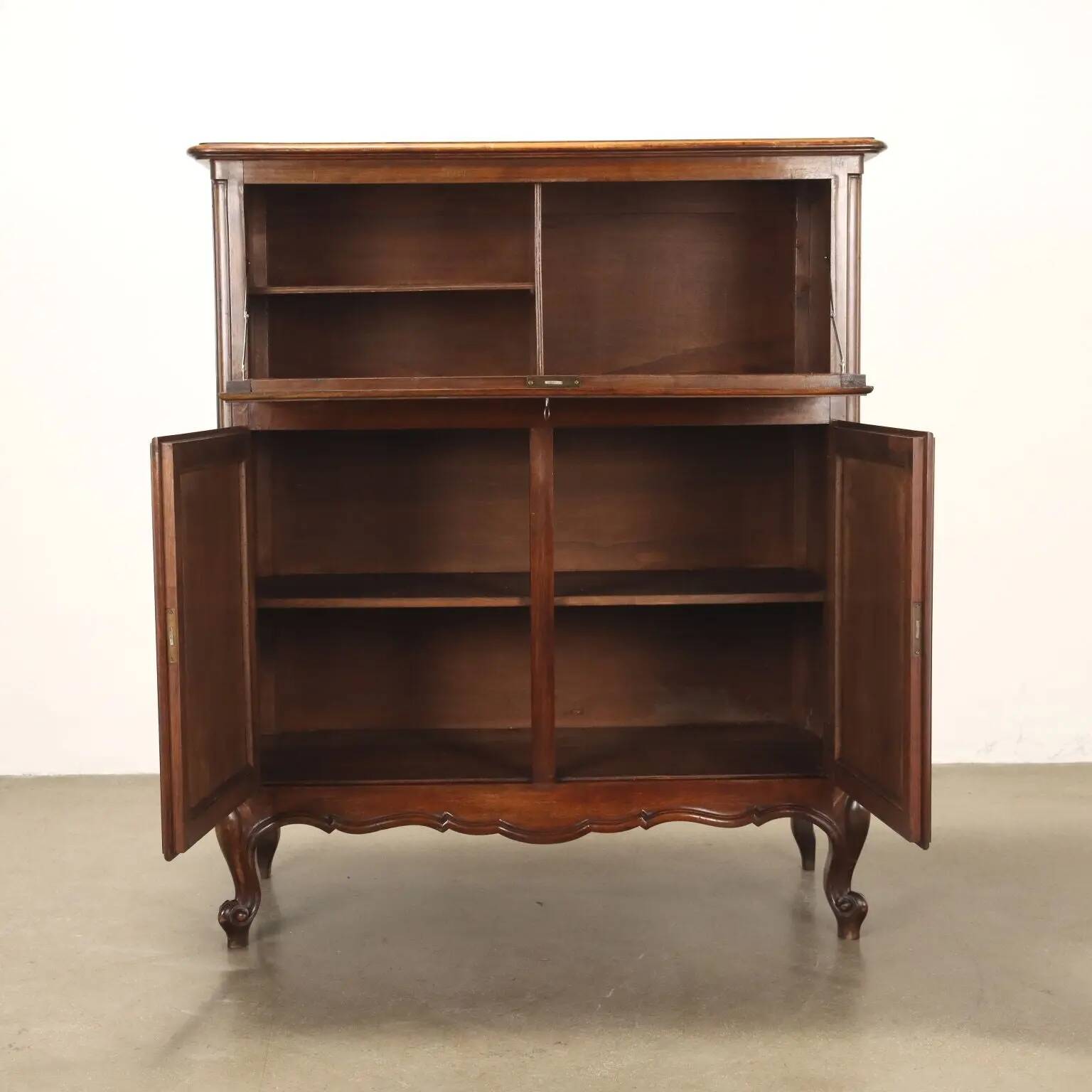Antique Provençal-style walnut buffet, Piedmont, 20th century