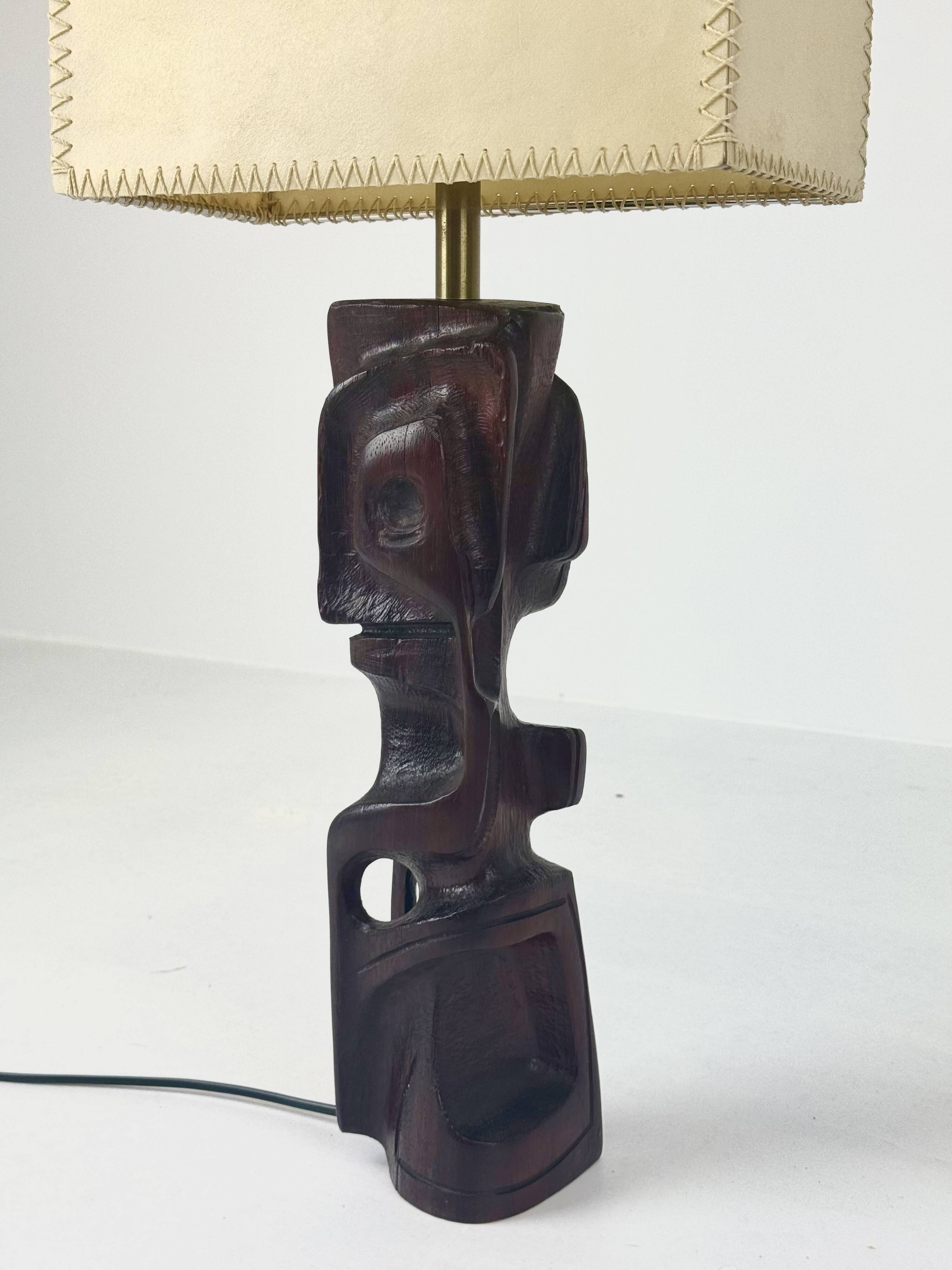 Lampe de table sculpturale en bois sculpté à la main par Gianni Pinna