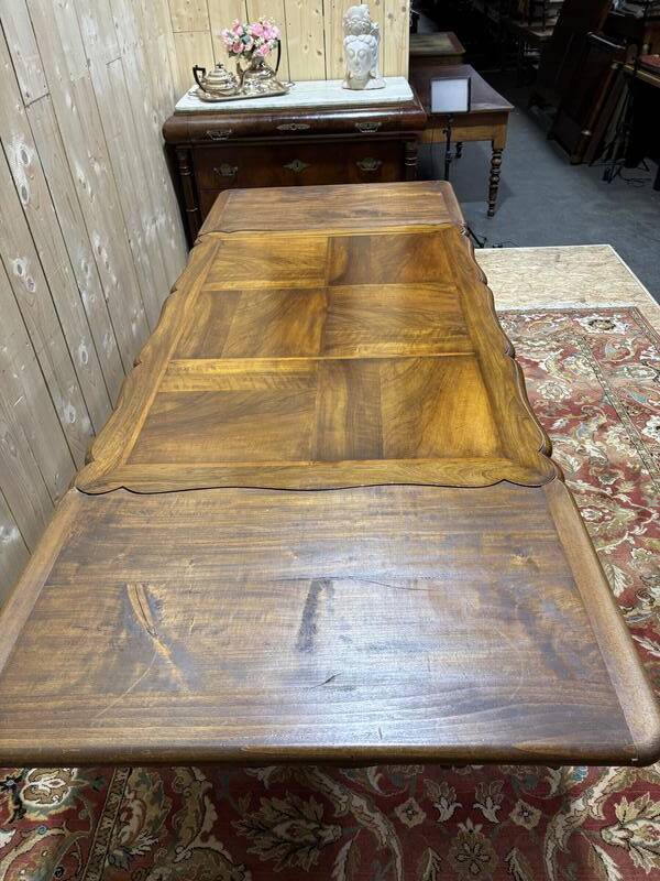 Table à manger en noyer de style Louis XV