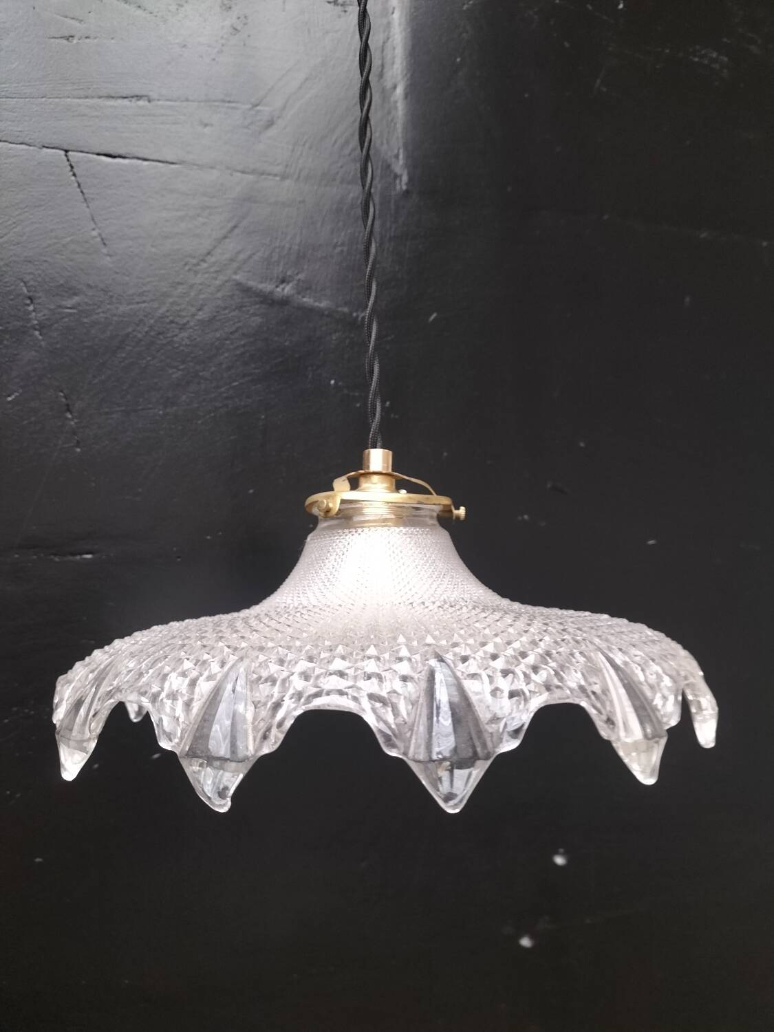 Holophane glass suspension