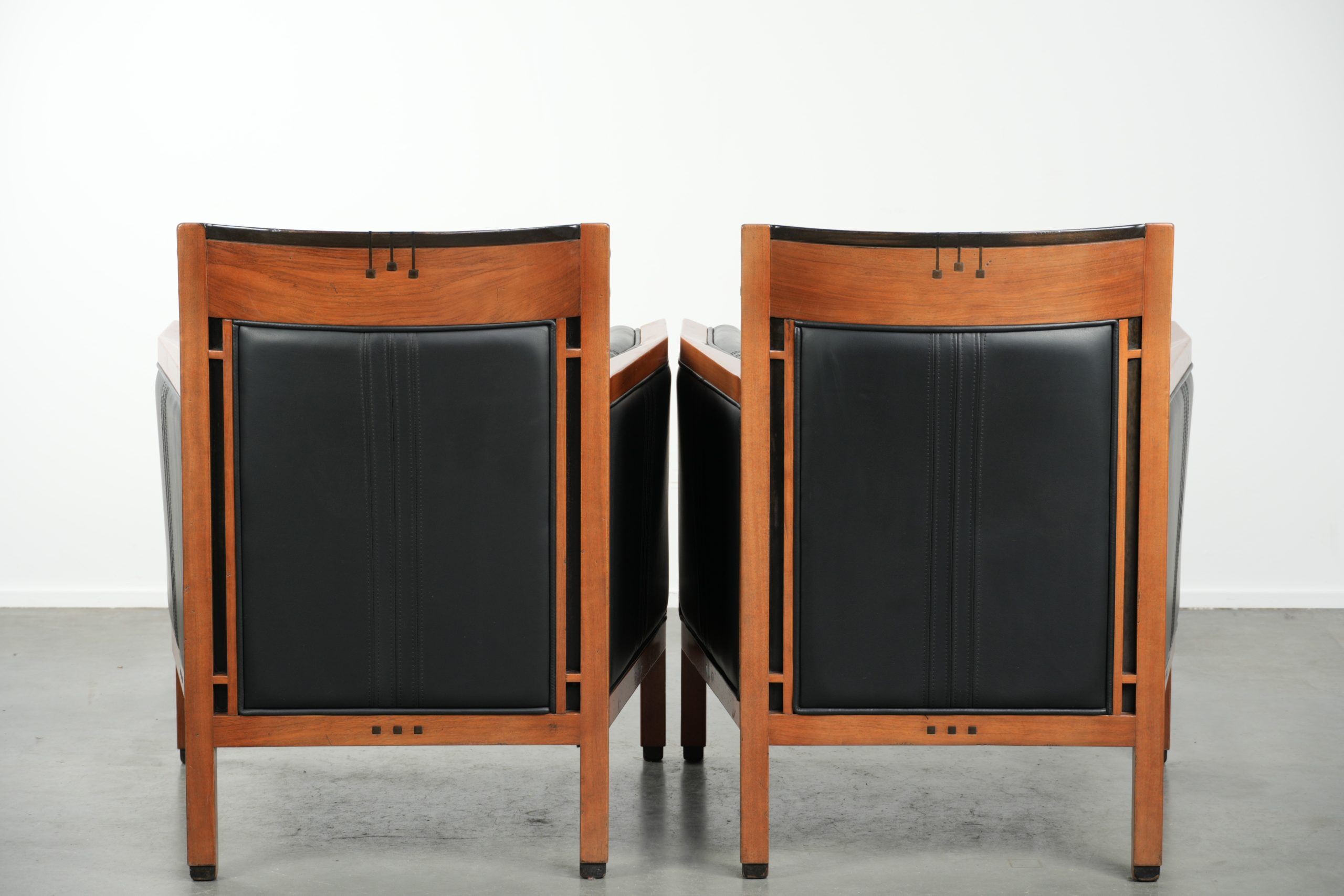 Set of 2 black leather Art Deco design armchairs in good condition