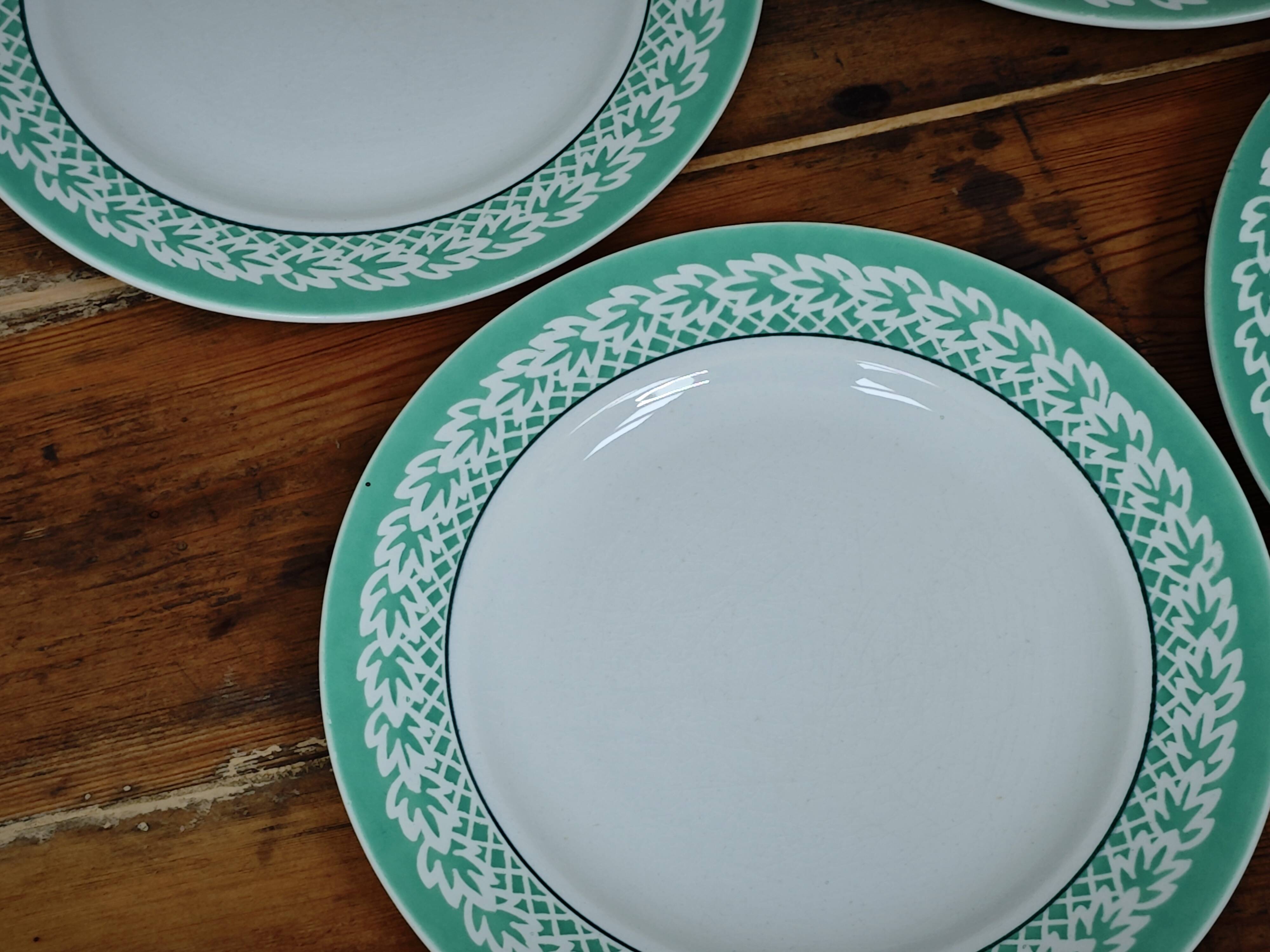 Set of 4 KIFO L'Amandinoise flat plates with green leaf design.